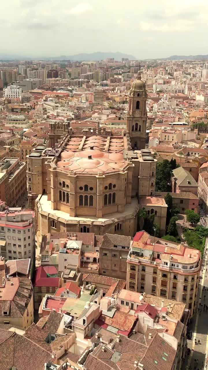 🇪🇸 La Catedral de la Encarnación de Málaga es uno de los monumentos renacentistas más importantes de Andalucía. En 1855 se le otorgó el título de basílica menor.
Situada en el centro histórico a poca distancia del puerto y del cerro de Gibralfaro, la catedral destaca en el paisaje de la ciudad con su gran volumen. 

#spain #malaga #cathedral #ig_spain
#málaga #cathedrale #architexture
#rinascimento #church #spagna #malagaspain