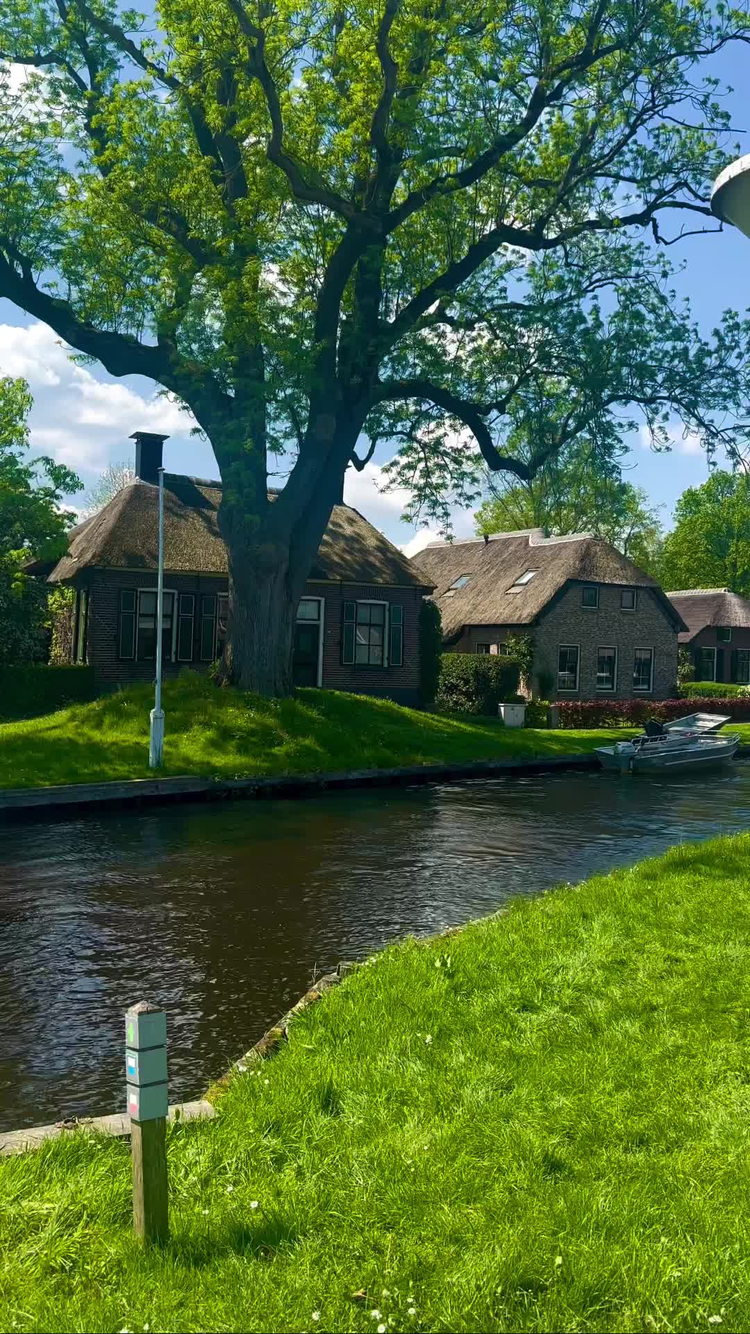 Explore Giethoorn: The Venice of the North! 🛶
