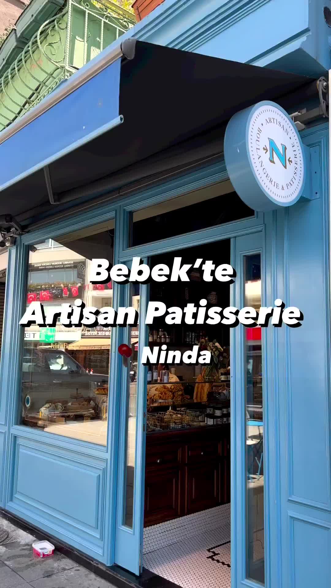 Kahvaltı tabağı, kruvasan, menemen ve çay 🍳 🥐 ☕️

Ninda, Bebek’te bulunan bir Artisan bakery.📍

Hem içeride hem de dışarıda oturabileceğiniz mekanın özellikle iç kısmı retro tarzda dizayn edilmiş. 🌟

İçeride masalar tek kişilik ve oldukça küçük. Ancak yan yana oturabilir ve o şekilde kahvaltı yapabilirsiniz. @nindabebek 

Ürünler oldukça kaliteli ve lezzetli. 🧡

Daha çok ekmek ve fırın ürünleri satılan Ninda sabah 7:30 ile 19:00 arası hizmet veriyor. ⏰ 

Sağlıklı kahvaltı tabağında çiftlik yumurtası, baby patates, Yedikule marulu, Ezine peyniri, avokado, roka ve kızarmış ekşi mayalı ekmek bulunuyor. 🍅 🥒 🧀 ☕️

Sade kruvasan oldukça taze ve çıtır çıtırdı. Yanında reçel ve tereyağ ile servis ediliyor. 🥐 🍓 😊

Shakshuka menemen ise içinde küp küp doğranmış Ezine peyniri ile oldukça beğendiğimiz bir menemen oldu. Çok lezzetliydi. 🍳🍀

Burası özellikle ekmek ve kruvasan gibi fırın ürünlerinde çok başarılı. 🥐 

Reklam yazmak mecburi reklam (ücretli tanıtım/iş birliği değildir.)

Sağlıklı Kahvaltı Tabağı: 245 TL
Sade Kruvasan: 80 TL
Shakshuka Menemen: 255 TL
Çay: 40 TL

(Ağustos’23 fiyatlarıdır.)

Bebek Cevdetpaşa Caddesi, No: 24A, Bebek/İstanbul
Telefon: 0212 257 24 27

Rehber Yorumu: Bebek’te minik ama keyifli bir ortama sahip artisan fırında lezzetli bir kahvaltı için önerilir.

Mekan: 6.5/10 (Oturacak yer oldukça yetersiz ve içerideki masalar çok ufak)
Lezzet: 8/10

English Summary: Ninda is an artisan bakery at Bebek, İstanbul. 📍 We really like the bakery products and breakfast was really delicious. We recommended this place especially for breakfast.

#kahvaltı #kahvalti #pazarkahvaltısı #kahvaltımekanları #istanbulkahvaltı #serpmekahvalti #pastane #kafeönerisi #istanbulmekanları #istanbulrestoranları #istanbulrehberi #mekan #mekankeşfi #yemekneredeyeniristanbul #mekankeşfi #mekanrehberi #mekanönerisi