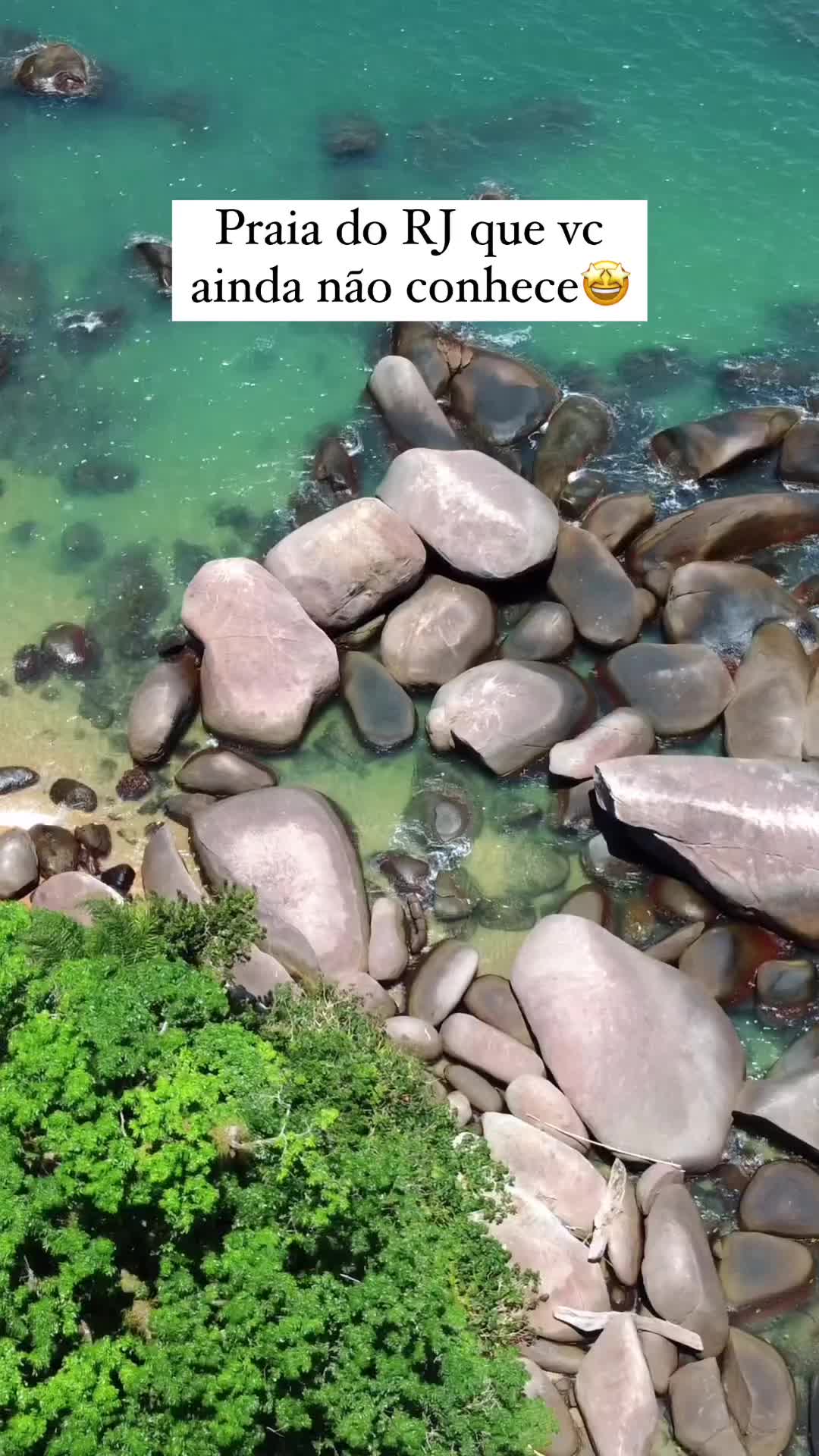 📍Esta é a Praia de Tapuá, uma das mais lindas de Mangaratiba na minha humilde opinião😁

✅Ela fica localizada na Ilha de Guaíba e a forma mais fácil de chegar até lá, é pegando um táxi boat na Praia de Junqueira no valor de R$ 50 por pessoa(já conta a ida e a volta, porém o barco sai com no mínimo 5 pessoas). Os barcos começam a ir para a ilha a partir das 6:00 h. 

✅O barqueiro te leva e combina o horário da volta, portanto, você pode passar o dia na ilha.

✅Também saem barcos das praias de Ibicuí, Centro de Mangaratiba e Praia do Saco. 

✅Lembrando que para ir do Rio até lá, terá um pedágio “Free Flow” na Rodovia Rio-Santos (um pedágio na ida e um pedágio na volta). Durante a semana, cada pedágio está custando R$ 4,60, e nos fins de semana e feriados, cada pedágio está custando R$ 7,60.

✅Esta praia não tem estrutura de restaurantes e hospedagens, portanto os banhistas devem levar seus alimentos e bebidas.

🚨Leve seu lixo de volta! A natureza agradece🍀♻️

✨Curtiu a dica? Salve e compartilhe com os amigos que vão passar um dia incrível com você na Praia de Tapuá.✅

✨Me sigam e acompanhem mais dicas como essa✅

#mangaratiba #mangaratibarj #costaverde #costaverderj #ilhasparadisiacas