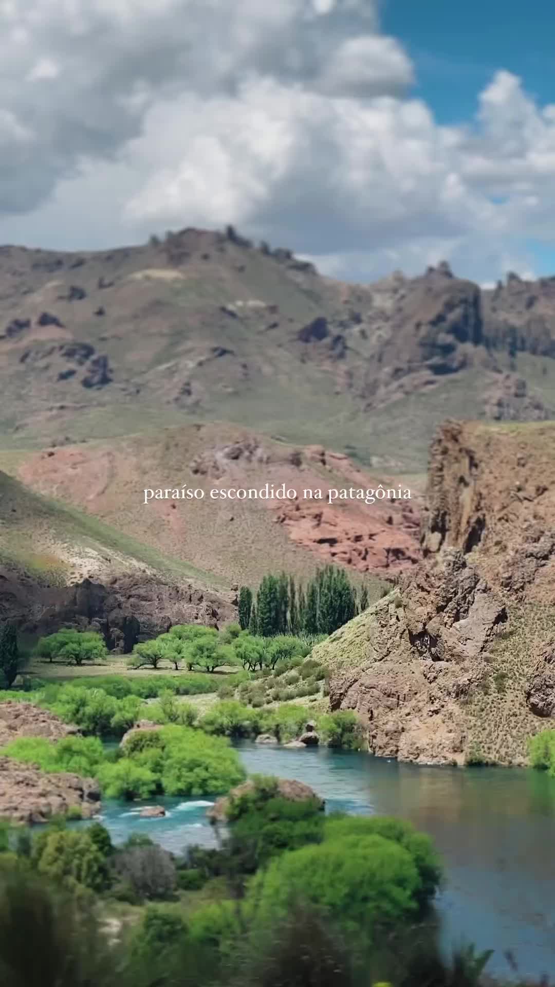 o lugar mais lindo da patagônia 🇦🇷

já falei aqui sobre como fugir do roteiro óbvio abre caminhos para descobrir novos lugares. 

foi assim que encontramos o valle encantado, uma das belezas mais marcantes na nossa viagem pela patagônia norte da argentina.

a cerca de 60 km desviando da estrada entre bariloche e villa la angostura, às margens do rio limay, está o valle encantado. um cenário incrível, onde um bosque encontra paisagens áridas e contrastam com um rio azul, cristalino. 

me senti a própria cristopher mccandless no alasca. juro, paisagem realmente impressionante e intocada.

da pra nadar? gente, a água é MUITO gelada, talvez em um dia super quente até dê… mas preferi só estender uma canga e passar a tarde deitada observando a paisagem…

já salva o vídeo pra não esquecer o nome do lugar e encaminha pra pessoa que vai amar descobrir esse lugar com você!