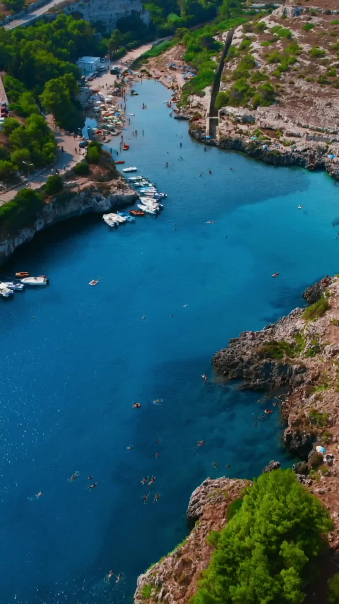 📍Porto Badisco
.
.
🌊Tra gli angoli naturali più belli e affascinanti di tutto il Salento, spicca senza dubbio Porto Badisco, una delle mete più amate e ricercate dai turisti provenienti da tutta Italia e non solo. Si tratta di una piccola insenatura incastonata lungo la costa, tra Otranto e Santa Maria di Leuca

⏳A questa vera e propria oasi naturale si lega un importante aneddoto, che vede sbarcare proprio su queste rive il leggendario Enea, in fuga da Troia appena caduta nelle mani dei nemici, insieme a suo padre Anchise e al figlio Ascanio, a bordo di una piccola imbarcazione.