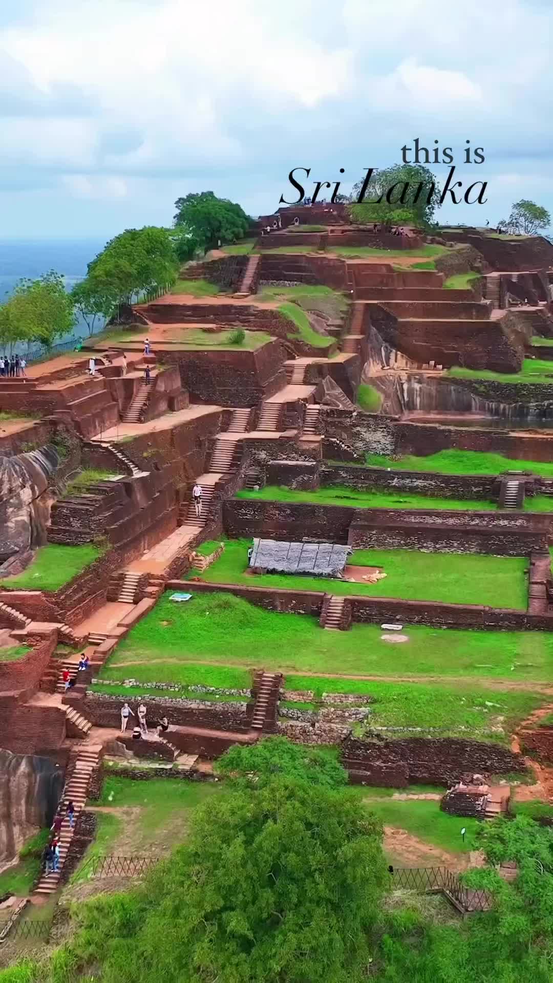 Burası #SriLanka’da en sevdiğim yerlerden... UNESCO Dünya mirası #SigiriyaRock. Öne çıkan Sri Lanka hikayelerime de bir göz at.

#beautifuldestinations #traveldrone #travelvideo #travelblogger #travelplaces #traveldestination #srilankatravel @destination_srilanka #srilanka🇱🇰