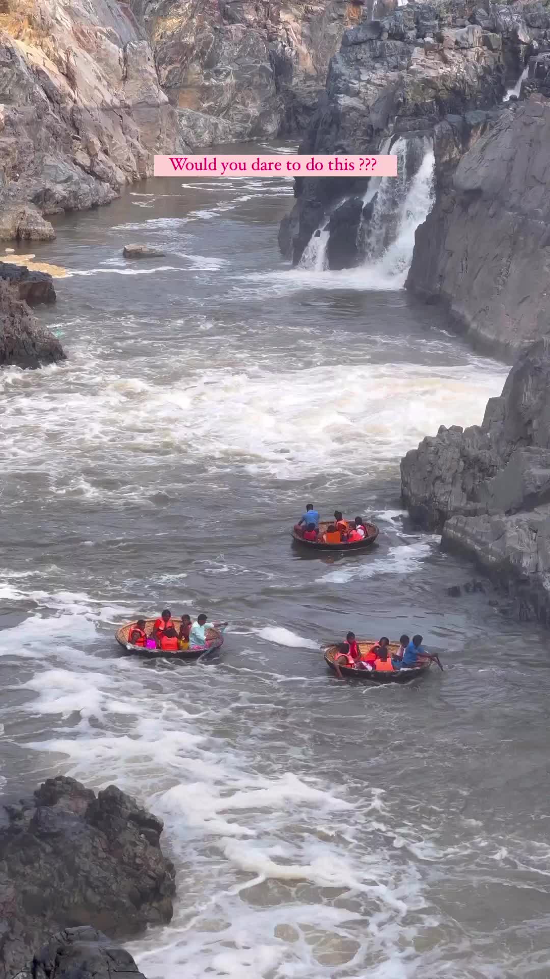 Tag someone you would want to do this with 😍😍

#tamilnadu #tamilnadu_explorers #hogenakkal #coracleride #uniqueactivities #indiatourism