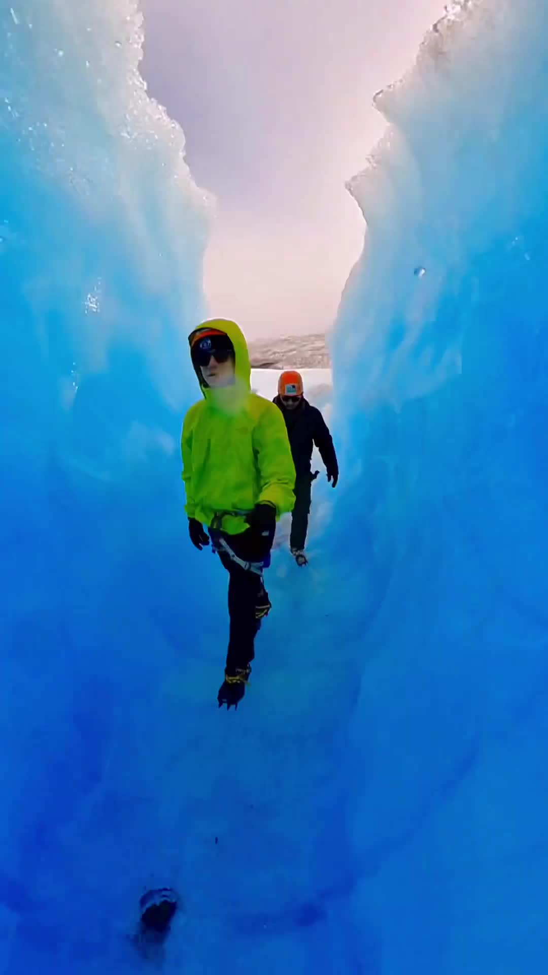 Que surreal este planeta 🌍 aún estamos alucinando con todo lo que hemos vivido los últimos días.

Acá estamos atravesando un túnel de hielo en el glaciar Grey de la mano de @bigfoot.patagonia la única empresa que ofrece este tour y que es un MUST si vienes al P.N Torres Del Paine ( ojo también ofrecen kayak entre icebergs y esperamos poder hacerlo mañana 😍 )

QUE HERMOSO ESTE PAÍS 🇨🇱.
.
.
.
.
#chile #patagoniachilena #patagoniachile #torresdelpainenationalpark #glaciargrey #doslocosdeviaje #torresdelpaine #torresdelpainechile #glaciar #glacial #glacier #glaciares #chilena #chilegram