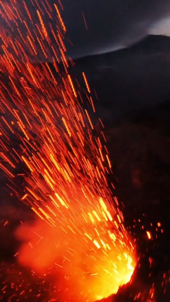 Feel the heat of Stromboli volcano.

Drone pilot @jturner0 🔥

STROMBOLI STATI D'ANIMO

#fpv #drone #stromboli #volcano #sicily #italy #lava #eolie #fly #repost #bestdestinations #VISITSTROMBOLI