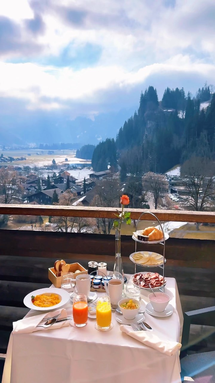 Imagine waking up here 🇨🇭 
@Lenkerhof is a luxurious 5-star hotel located in the picturesque town of Lenk, Switzerland. It offers spacious and elegant rooms, a wide range of wellness services, an indoor pool and an outdoor pool with panoramic mountain views, and a gourmet restaurant serving local and international delicacies.

#hotel #hotels #lenkerhof #lenk #svizzera #switzerland #swiss