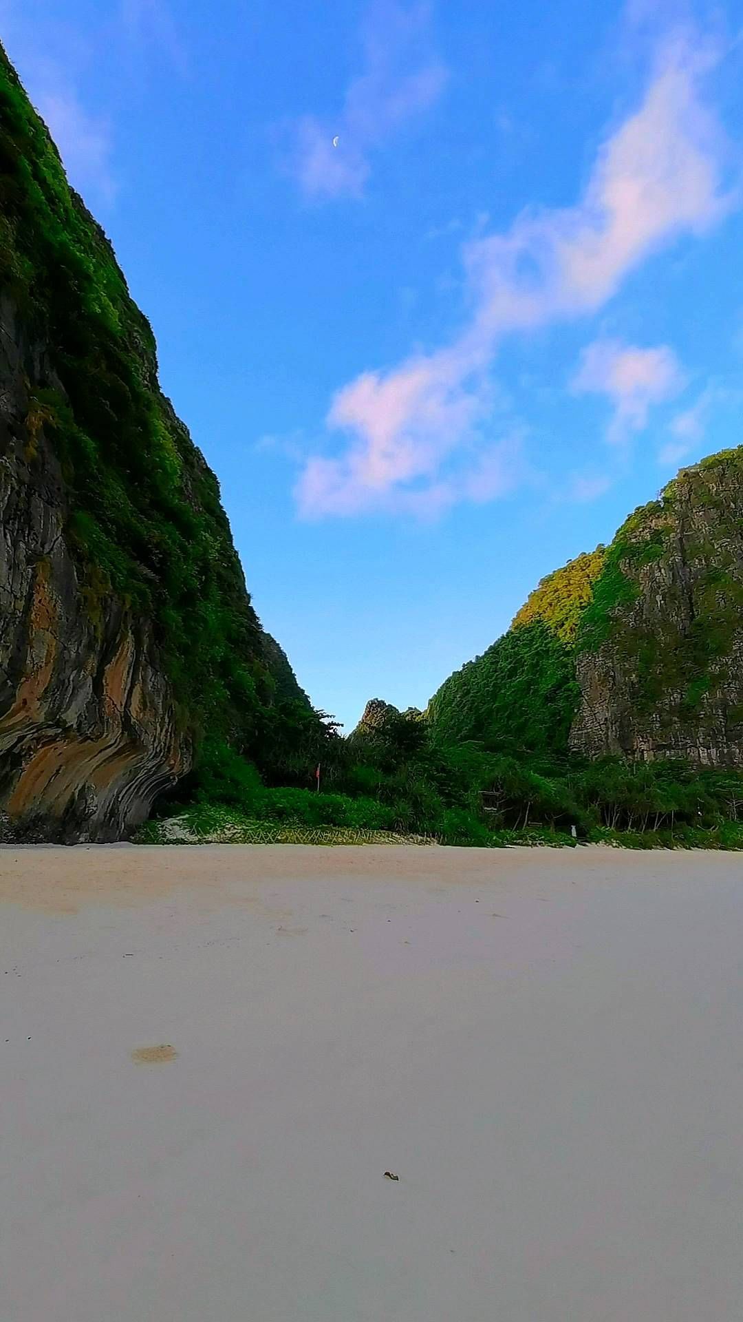 Sunrise at Maya bay 🌛🌤️
.
.
.
.
#thailand #tailandia #thailande #thailandia #mayabay #krabi #phiphiisland #sunrise #travelthailand #thailandtravel #visitthailand #explorethailand #thailandgram #igthailand #thailandgram #thailandinstagram #thailand🇹🇭