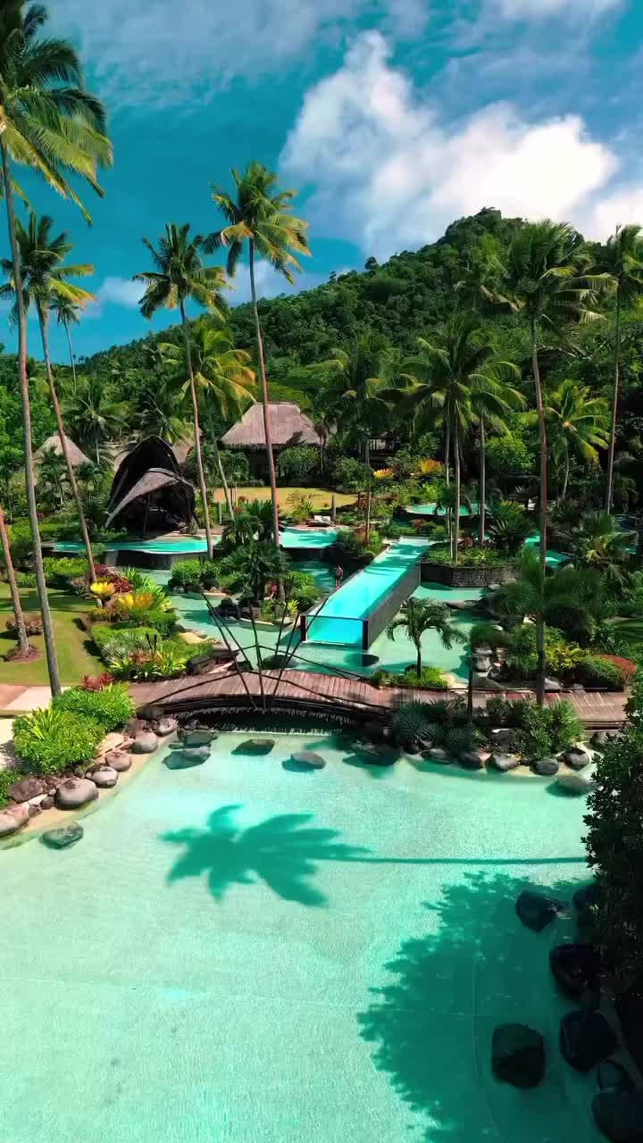 Morning swims at one of the world‘s most exclusive resorts, @comolaucalaisland in Fiji! 💎🌴 Tag someone you‘d like to take a dip with in this mesmerizing glass pool! 😯

#MyDayAway #ComoLaucalaIsland #Fiji #FijiIslands #Paradise

via @jeremyaustiin
