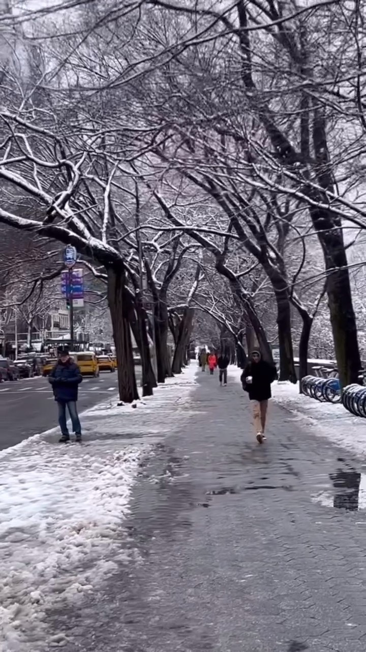 🗽 New Yorkers love a snow day! 🥰❄️🌨✨

✧
📸 Credit to ⋮ @newyorkcitykopp⁠         
✧
✧
✈  Mark your photo with tag @visit.newyork and we’ll post it! 
‎‎
‎‎‎
‎‎

‎
‎
‎
‎
#newyork #America #ny #nyc #newyorkcity #newyorker #street #usa #ilovenyc #manhattan #brooklyn #newyorkphoto #newyorkcitylife #ilovenewyork #photo #newyorkfashionweek #newyork_ig #newyorkstateofmind #newyork_instagram #travelnyc #empirestatebuilding #newyorklife #newyorkphotographer #photoftheday #newyorkstate #visitnewyork #travel #newyorkyankees #newyorktimes #instanyc