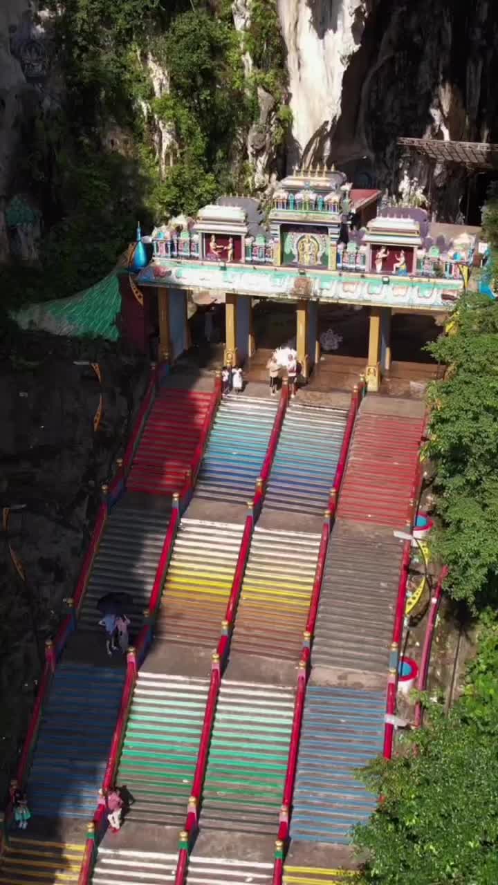 Os meus dias na Malásia chegaram ao fim!
Foram poucos dias porque esta não é a melhor altura para visitar a Malásia devido a estar na época das chuvas! No fim da viagem vamos voltar para conhecer as ilhas da Malásia!
Este santuário e as petronas sao os dois lugares mais turísticos da capital da Malásia, Kuala Lampur!! 
As Batu Caves são um dos mais importantes santuários do Hinduísmo e sem dúvida um lugar a visitar na Malásia!! 
Este templo para além de ser um lugar fantástico ainda tem uns residentes muito fofos que vou mostrar em outro post , mas cuidado com a comida 😂

Já conheciam este lugar? 

#batucaves #hindu #hinduism #malaysia #malaysiaphotographer #malaysian #hindutemple #batucavesmalaysia #southestasia #asiatravel #backpack #backpackers #temple #hindutemple