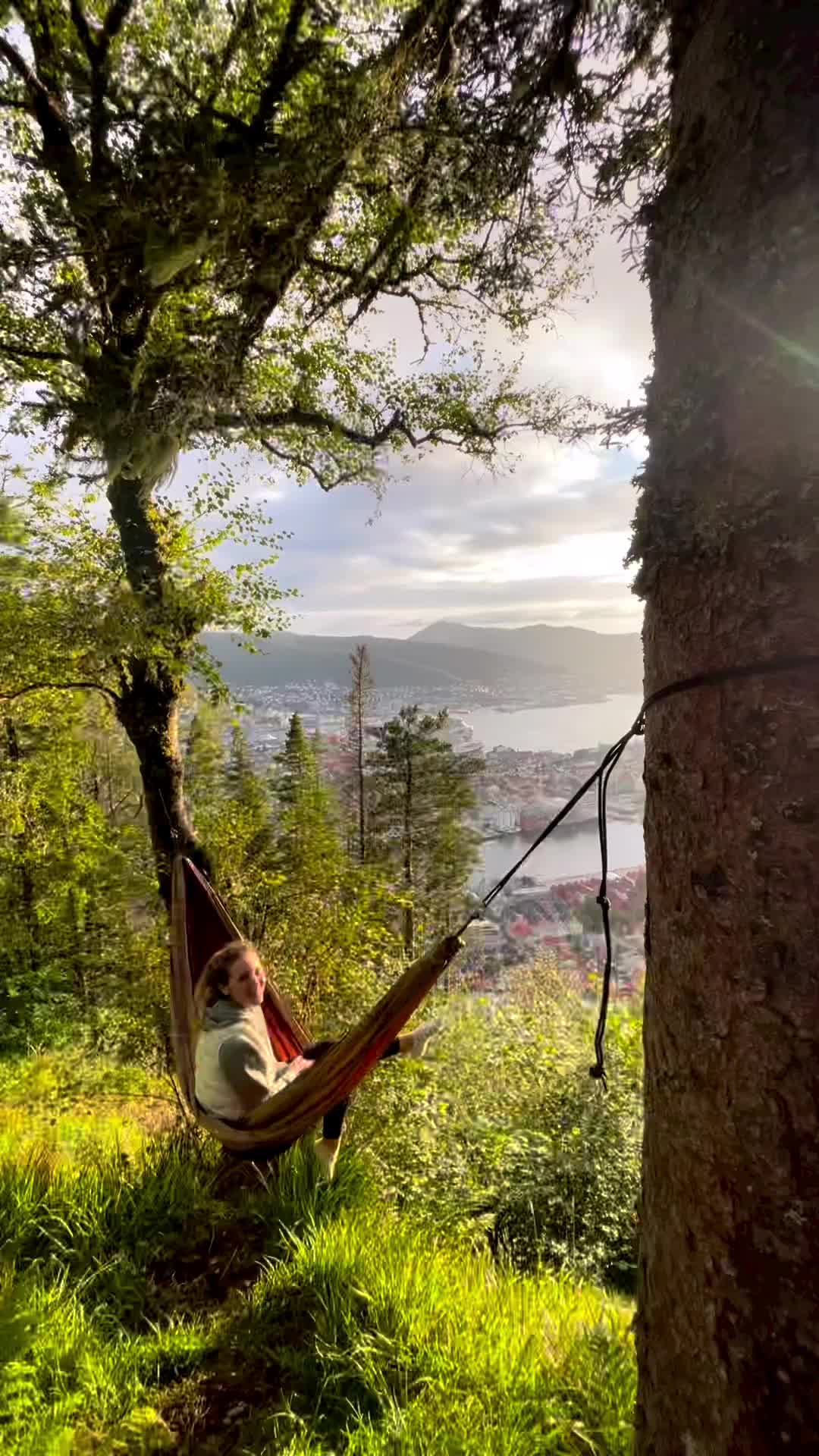 One of the best plans to do in Norway: get a hammock and go enjoy the views ☀️🏕

.
.
.
.
#norway #norwaynature #norwayadventure #norwayadventures #norge #hammoklife #cheaviajar