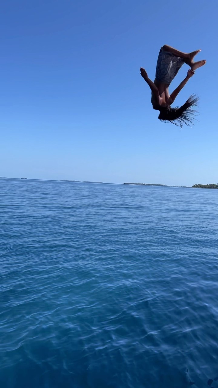 Life lately ✌🏼🤙
.
.
.
.
#life #sunnysideoflife #maldives #tropical #visitmaldives #underwater #backflip #reethibeachresort