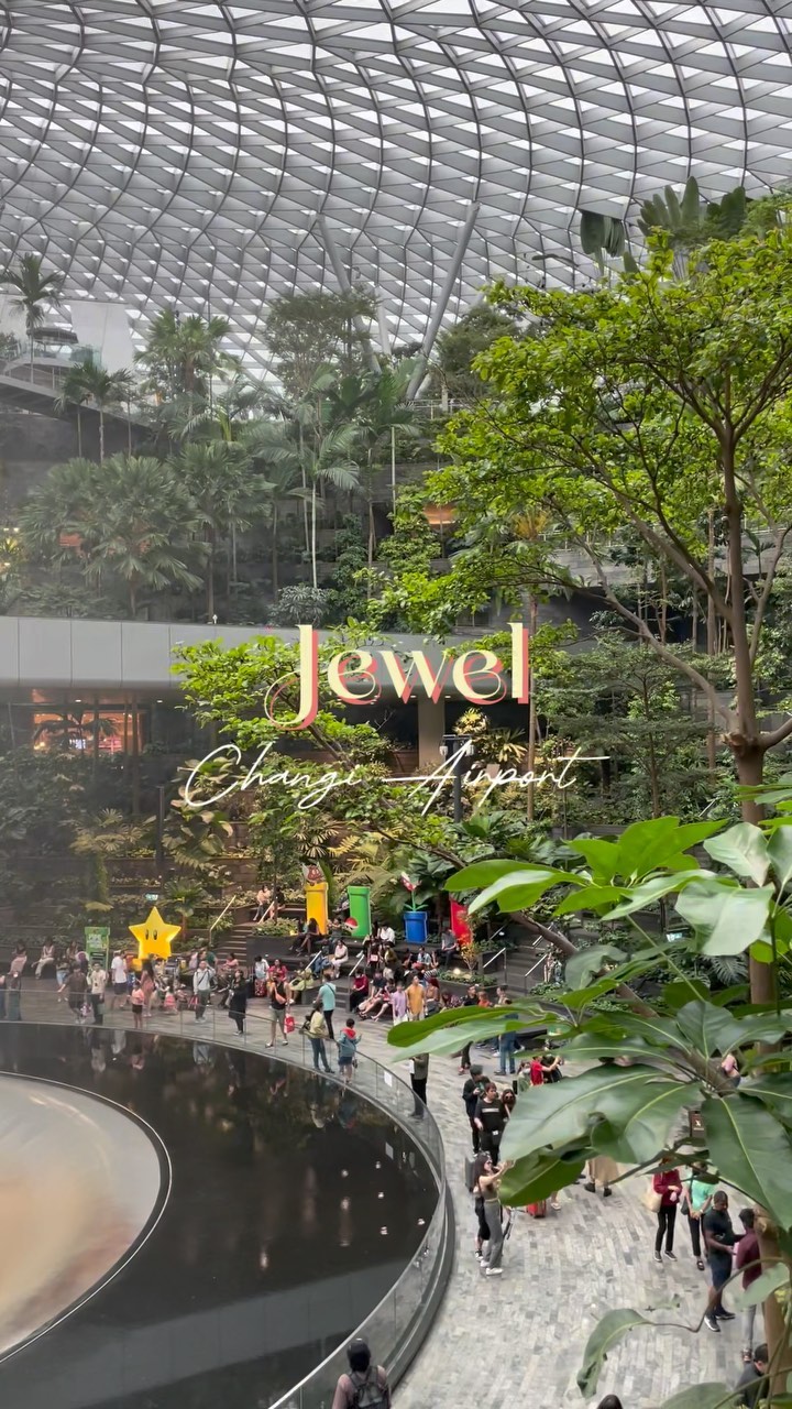 Every season is always breathtaking scene in Jewel✨🎞️ 
Welcome to @jewelchangiairport 🎄

#singaporeinsiders #singaporetrip #singaporetravel #singaporeexplore #visitsingapore #robthort #changiairport #jewel #mariobros #christmas