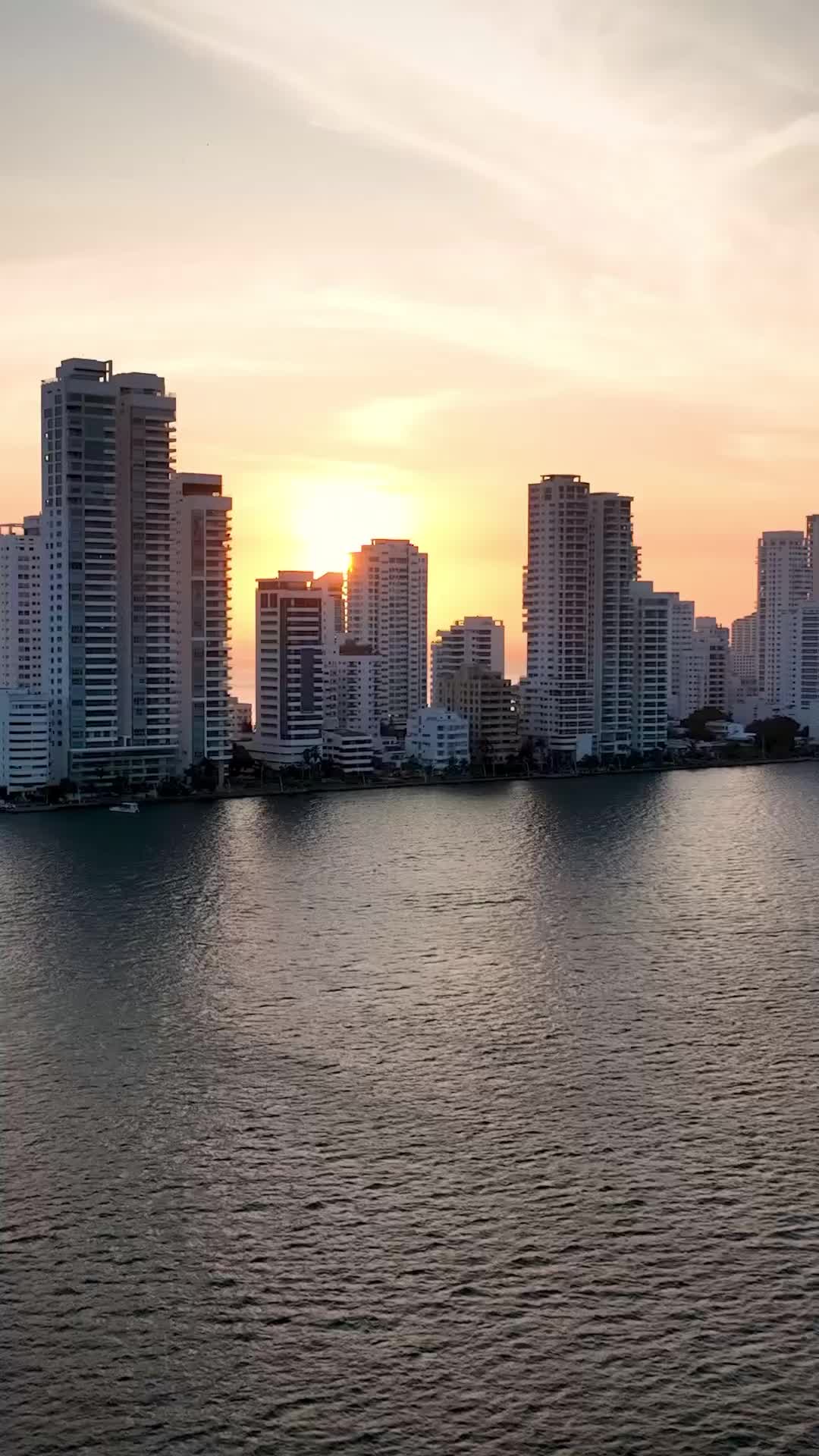 Into the sunset in Cartagena, Colombia 🛳️🌇🇨🇴
.
.
.
.
.
#cartagena#cartagenadeindias#colombia#cartagenacolombia#cartagenacity#bocagrande#visitcartagena#visitcolombia#travel#worldwalkerz