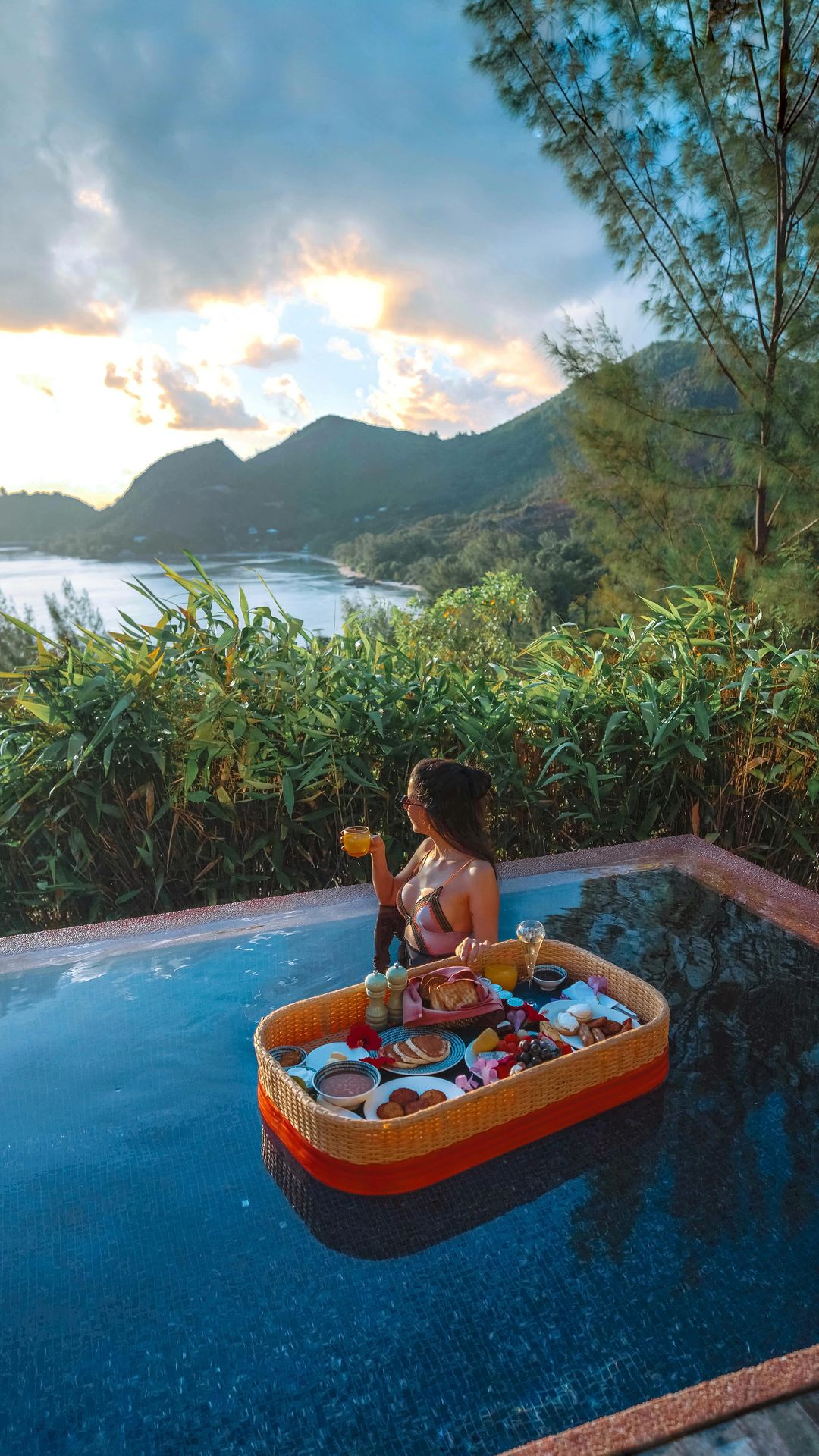 I had the pleasure of indulging in the ultimate luxury of a floating breakfast at sunrise in our Oceanview Pool Villa at Raffles Seychelles 🍹🍓💦

It was an unforgettable experience savoring a delicious meal while taking in the breathtaking views of the ocean and the surrounding tropical paradise 🌴🐠 This is undoubtedly one of the most beautiful ways to start off your day and create unforgettable memories.

✨ Follow @izabel.philippa for more wanderlust inspo, travel tips and beautiful hotels ✨ 
 
📍Praslin, Seychelles 🇸🇨
🛎️ @rafflesseychelles 

•
•
•

#rafflesseychelles #raffles #raffleshotel #visitseychelles #praslin #praslinisland #seychelles #seychellen #floatingbreakfast #luxurytravel #beautifuldestinations #hotelsandresorts #luxuryhotels