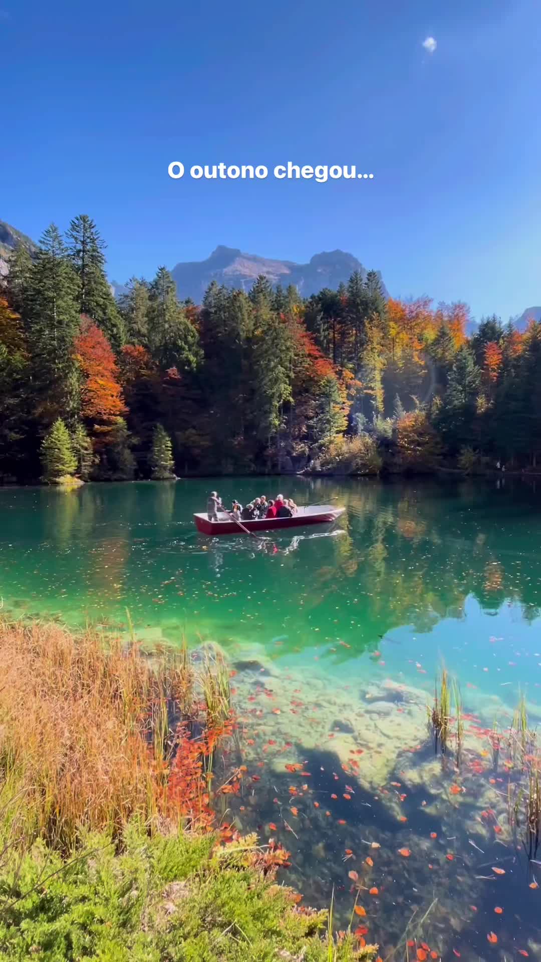 Descubra o Encantador Blausee no Outono Suíço