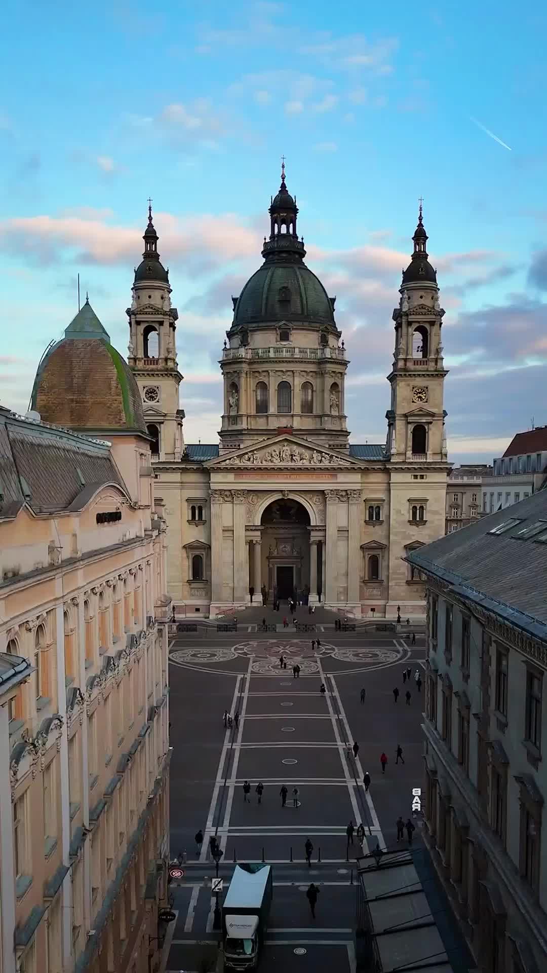 👉🏼 La basílica catedral de san Esteban (en húngaro: Szent István-bazilika) es un edificio religioso de culto católico, bajo el patrocinio del san Esteban I de Hungría, situada en la ciudad de Budapest, capital de Hungría.

👉🏼👉🏼 Junto con el Parlamento de Budapest, son los dos edificios más altos de la ciudad (con 96 m), además del segundo edificio religioso más grande del país, con capacidad para 8.500 personas.

👉🏼👉🏼👉🏼 Se comenzó a construir sobre el año 1851, concluyéndose 54 años después, en el año 1905, siendo consagrada ese mismo año. Los retrasos en las obras se debieron a que la cúpula tuvo que ser demolida en 1868 y reconstruida. El arquitecto principal fue el húngaro Miklós Ybl.

📍 Szent István-bazilika, Budapest, Hungary