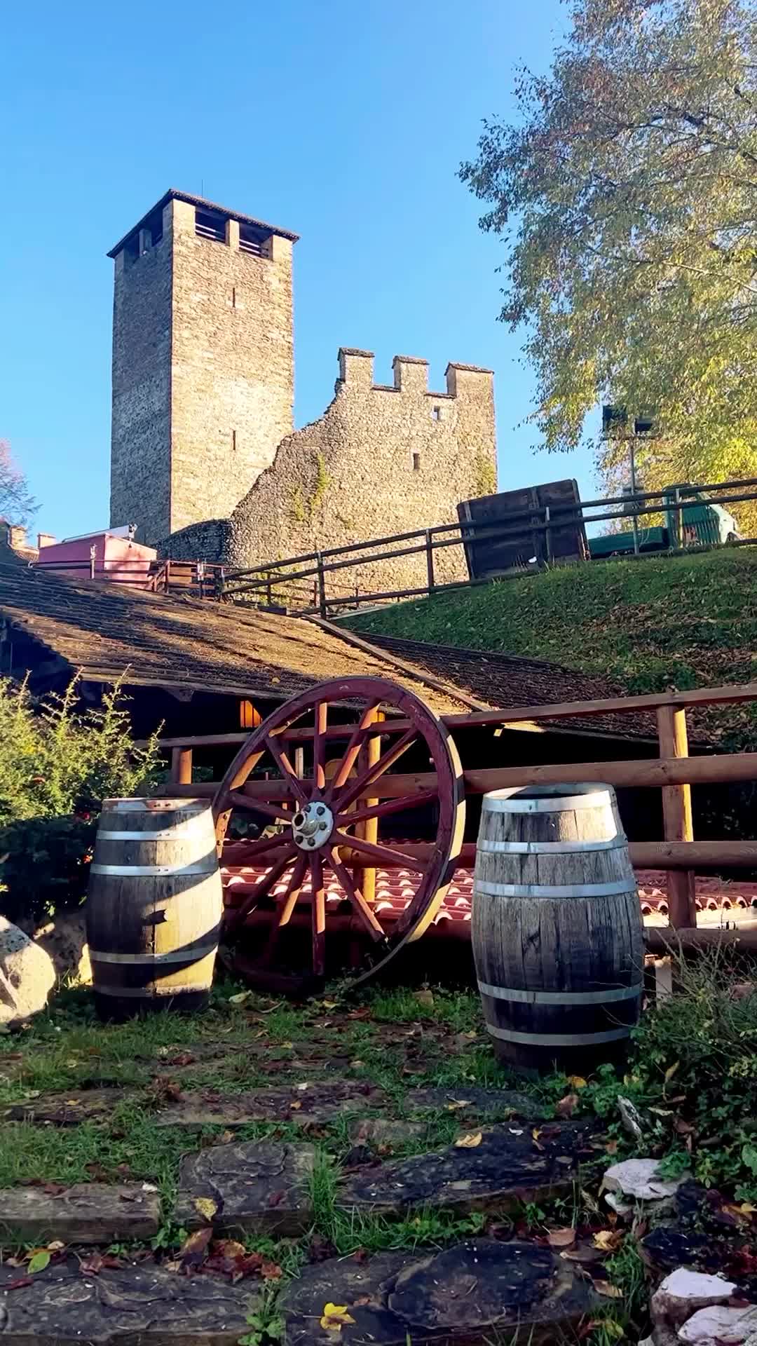 CONOSCI QUESTO CASTELLO MEDIEVALE IN VENETO? 🏰

Un antico maniero dove il tempo sembra essersi fermato, che con la sua atmosfera incantata ti farà fare un tuffo nel medioevo, sto parlando del Castello di Zumelle 👑

È possibile visitare i suoi interni, dove si possono ammirare le armi e i costumi di un tempo, la torre, da cui si scruta l’intera vallata e mangiare in un’antica taverna, in puro stile medievale ⚔️🛡️

Si trova a Borgo Valbelluna (BL), il costo del biglietto è di 7€ circa e in molti periodi dell’anno vengono organizzati anche eventi interessanti, come quelli a tema Harry Potter 🪄

Anche tu ami i castelli❓

TAGGA QUALCUNO A CUI VORRESTI FARLO CONOSCERE ✅

-

#castellodizumelle #belluno #veneto #venetogram #venetodascoprire #visitveneto #norditalia #triveneto #italia #viaggiare #viaggioinitalia #italiadascoprire #castello #castelliditalia #borghitalia #postidascoprire #mancaunoallabefana #inverno #gennaio #travel #viajes #weekendideas #travelreel #consiglidiviaggio