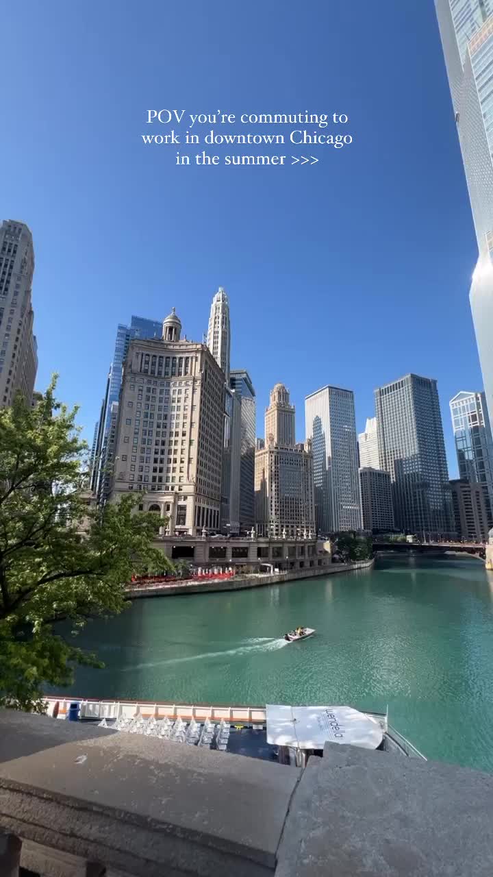 I try not to take my commute downtown for granted, so on days like today, I’m soaking in those beautiful city views!!🏙☀️🤍

 #downtownchicago #chicagoillinois #chicagoriver