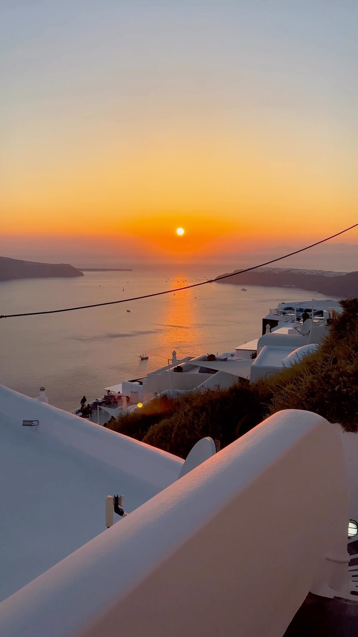 Remembering summer sunsets in Santorini 😍🧡🇬🇷
•
•
•
•
#greenislands #santorini #imerovigli #greecetravel #travelawesome #travelreels #greecestagram 
#perfect_greece #welivetoexplore #grecia #map_of_europe #greece #wonderfulplaces 
#discover_greece #greece_united #tlpicks #cntraveler #forbestravelguide #greecelover_gr