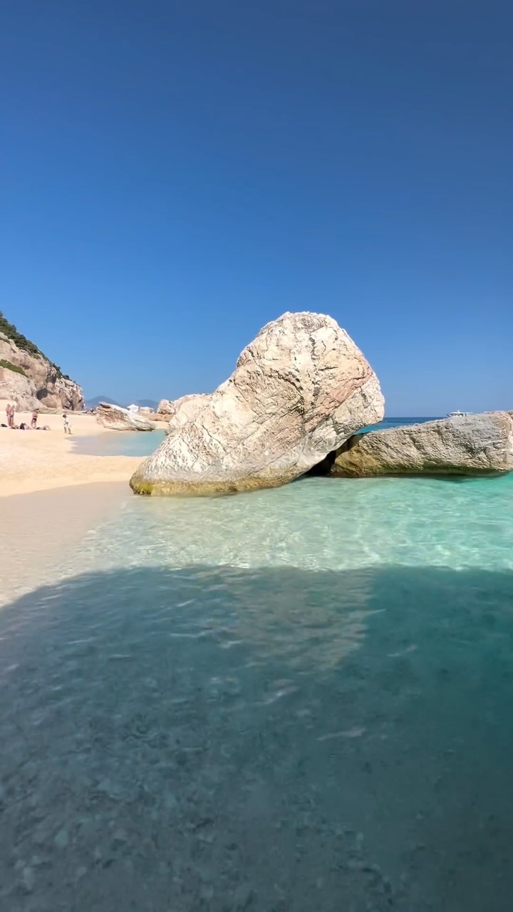 Nelle giornate soleggiate la nostalgia del mare si fa più forte. Pronti a tornare a vivere la magia della Costa di Baunei? 🌊🤍

📽 @costadibaunei 
⁣⁣📍 Cala Mariolu, Baunei 

#costadibaunei #bauneicoast #baunei #santamarianavarrese #sardegna #sardinia #sardaigne #calamariolu #ogliastra #lifeinsardegna #vacation #italia #italy #earthpix #ig_italia #beautifuldestinations #bestplacestogo #vacanzeitaliane #italyvacation