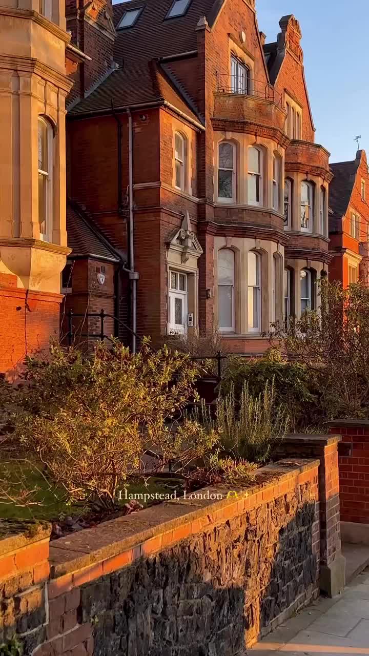 another beautiful day under the sun…

📍 Hampstead, London

Streets in the Reel (in order):
• Frognal Gardens
• Holly Walk
• Holly Mount 
• New End
• Holly Mount 
• Perrin’s Lane

#hampstead #london #streetsoflondon