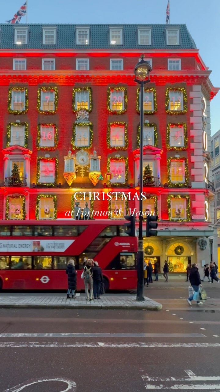 And the award for the best Christmas decorations in London this year goes to… 🎁🎄 absolutely love the decorations at @fortnums, which ones are your favourite? #christmas #christmasinlondon #prettylittlelondon