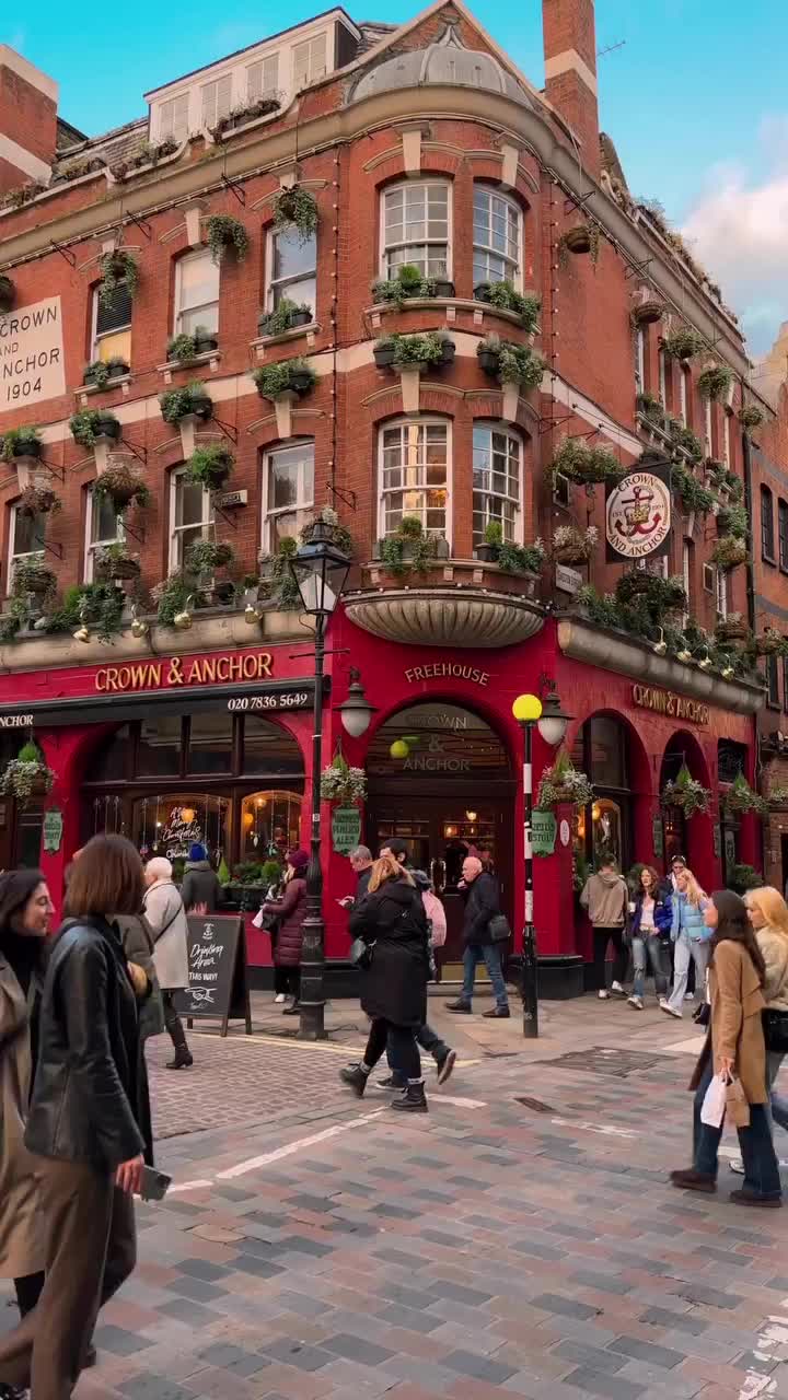 This pub exterior>>>

@crownandanchor22 
📍 Crown & Anchor, 22 Neal St, London

#london #londonpub #londonlife