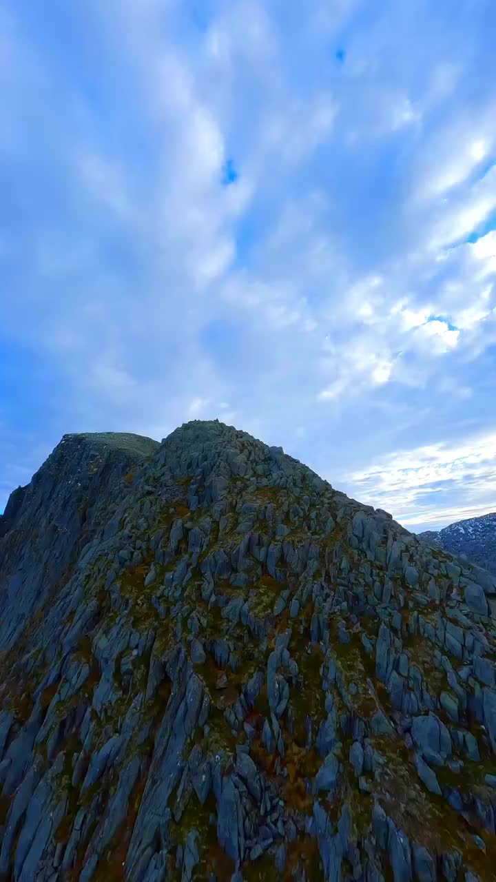 Laurdalstind in Rosendal: Stunning Mountain Scenery
