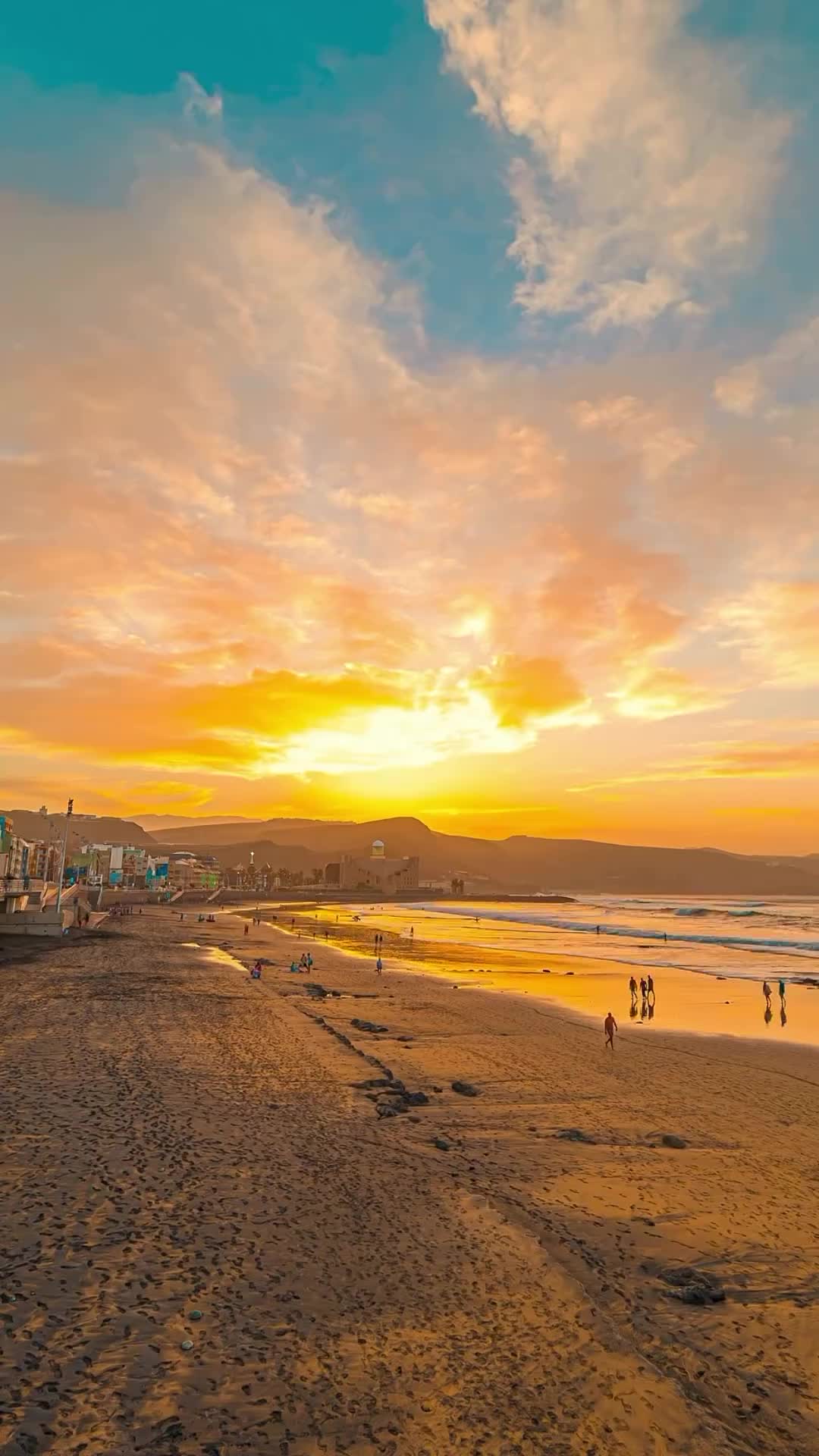 Atardecer sobre @lascanteras con el encendido del Auditorio Alfredo Kraus y un cielo de película. Si sientes que este lugar es mágico, comparte este reel para que otros sientan esa magia contigo 🫶

#lascanteras #laspalmas #grancanaria #canarias #canaryislands