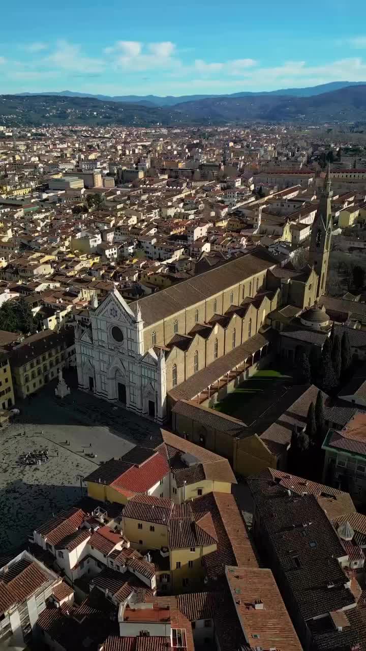 📍Basilica di Santa Croce, Firenze, Italia
.
Desde siempre la Iglesia de Santa Cruz ha sido un símbolo prestigioso de la ciudad de Florencia y un lugar de reencuentro para los más grandes artistas, teólogos, religiosos, hombres de letras y políticos. Ha sido asimismo, lugar privilegiado por las poderosas familias que, tanto en la prosperidad como en la adversidad, participaron en la creación de la identidad de la Florencia de finales de la Edad Media y del Renacimiento. 

Su convento ofreció hospitalidad a personajes de entre los más célebres de la historia de la iglesia: san Buenaventura, san Antonio de Padua, san Bernardino de Siena, san Luis de Anjou, obispo de Toulouse. Sirvió, también, como lugar de retiro y reposo para varios papas: Sixto IV, Eugenio IV, León X, Clemente XIV. Con su arquitectura gótica imponente, sus maravillosos frescos, los retablos del altar, amén de los preciosos vitrales y las numerosas esculturas, esta iglesia representa una de las páginas más importantes de la historia del arte florentino desde el siglo xiii.