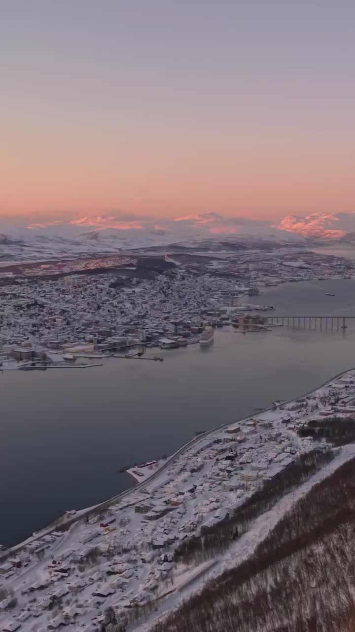 Stunning Hour-Long Sunsets in Tromsø, Norway