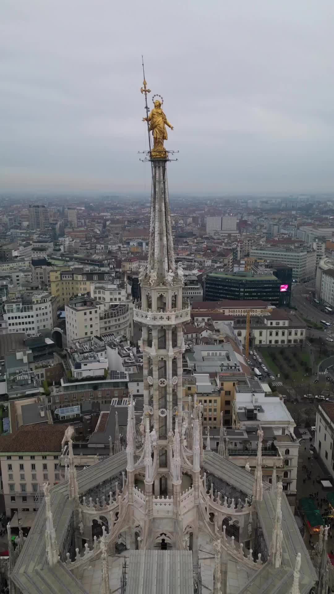 Uno di quei posti da vedere almeno una volta nella vita. Simbolo della forza e della grandezza della città, con le sue statue e le sue guglie di marmo rappresenta la più alta espressione dell’arte gotica in Italia. 

Duomo di Milano. 🇮🇹

#milano 
#milan 
#italia 
#italy 
#beautifuldestinations 
#bestplacestogo 
#wonderful_places 
#earthpix 
#ig_italia 
#volgoitalia