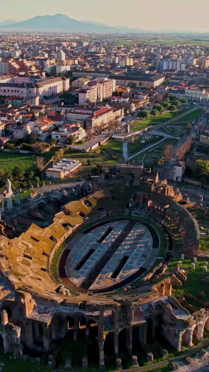 𝗔𝗻𝗳𝗶𝘁𝗲𝗮𝘁𝗿𝗼 𝗖𝗮𝗺𝗽𝗮𝗻𝗼
.
. 

⏳ anfiteatro di epoca romana della città di Capua, oggigiorno sito a Santa Maria Capua Vetere, secondo per dimensioni solo al Colosseo, al quale probabilmente servì come modello essendo stato, verosimilmente, il primo anfiteatro del mondo romano. Fu sede della prima e rinomatissima scuola di gladiatori.

⚔️Ha un posto di grande importanza nella cultura classica e moderna, e nell'immaginario collettivo a livello mondiale, per essere stato il luogo da cui il gladiatore Spartaco guidò nel 73 a.C. la rivolta che per due anni tenne sotto scacco Roma negli anni immediatamente precedenti il primo triumvirato.