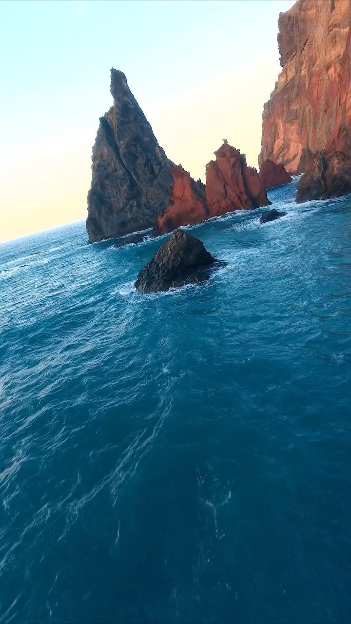 Madeira, Ponta de São Lourenço
.
.
.
#madeira 
#pontadesaolourenco 
#drone 
#fpv 
#portugal 
@madeiraunderground 
@madeira_islands