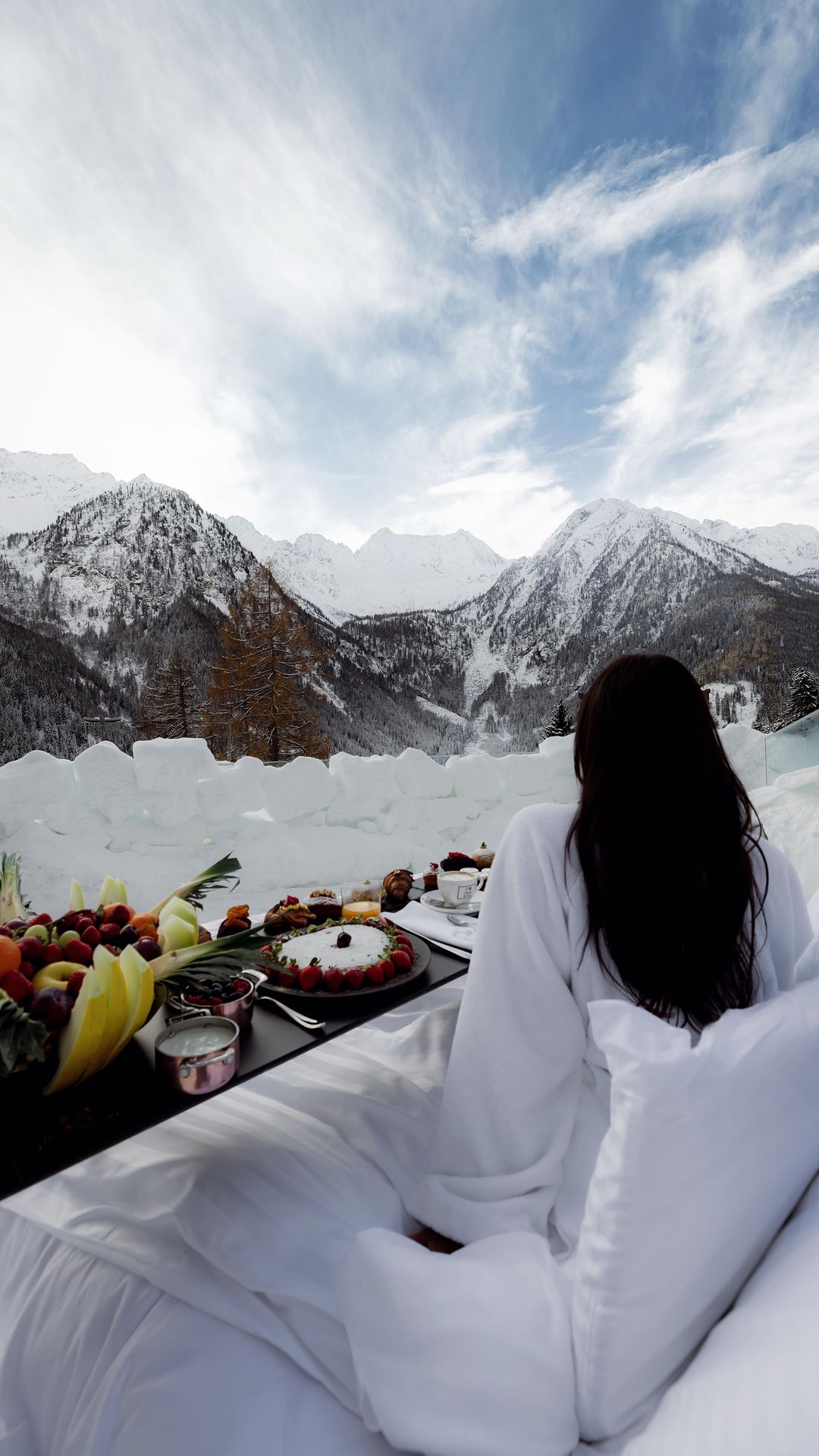 Breakfast in a snow bed - yes, please! ☕️❄️
———
📍  @chalet_al_foss 

#chaletalfoss #italy #dolomites #breakfastinbed #luxurytravel #hotelsandresorts #hotels