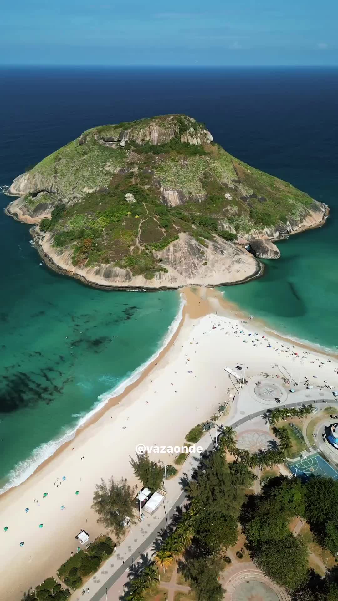 Pedra do Pontal que separa o canto do recreio da praia da macumba - Río de Janeiro

E ainda dá pra subir até o topo.

#pedradopontal