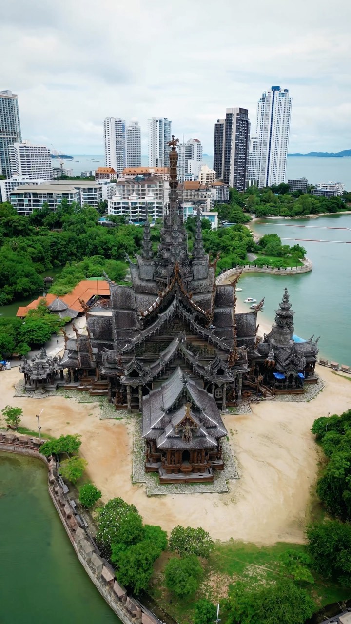 Where old meets new, The Sanctuary of Truth.
This temple/museum is entirely made out of wood, construction first began in 1981 and is still ongoing.
📍Pattaya , Thailand.
.
.
.
.
#pattaya #reiselust #sanctuaryoftruth
#tourdumondiste #abandoned #abandonedplaces 
#travelphotography #travellife #voyage #hellofrom
#travellingthroughtheworld #pattayathailand 
#reelsinstagram #reelsvideo #travel #folkscenery
#aerial #drone #thailand #thailande #thailandia