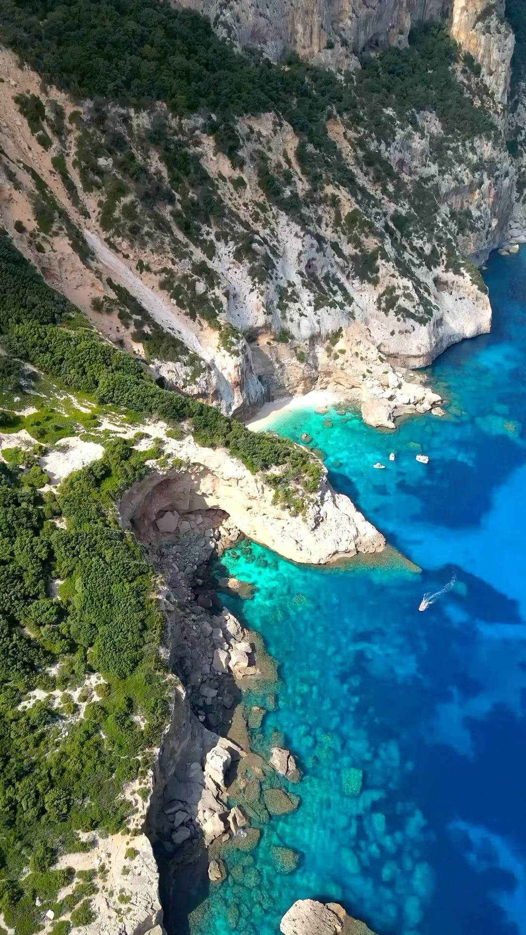 Le meravigliosa Cala dei gabbiani ad Ottobre #calagonone#caladeigabbiani 
•
•
•
•
•
#calaluna#calagoloritze#sardegna#sardinia#visititaly#beautifuldestinations#travel#dji#beach#destination#europe#italiainunoscatto#italy#travelphotography