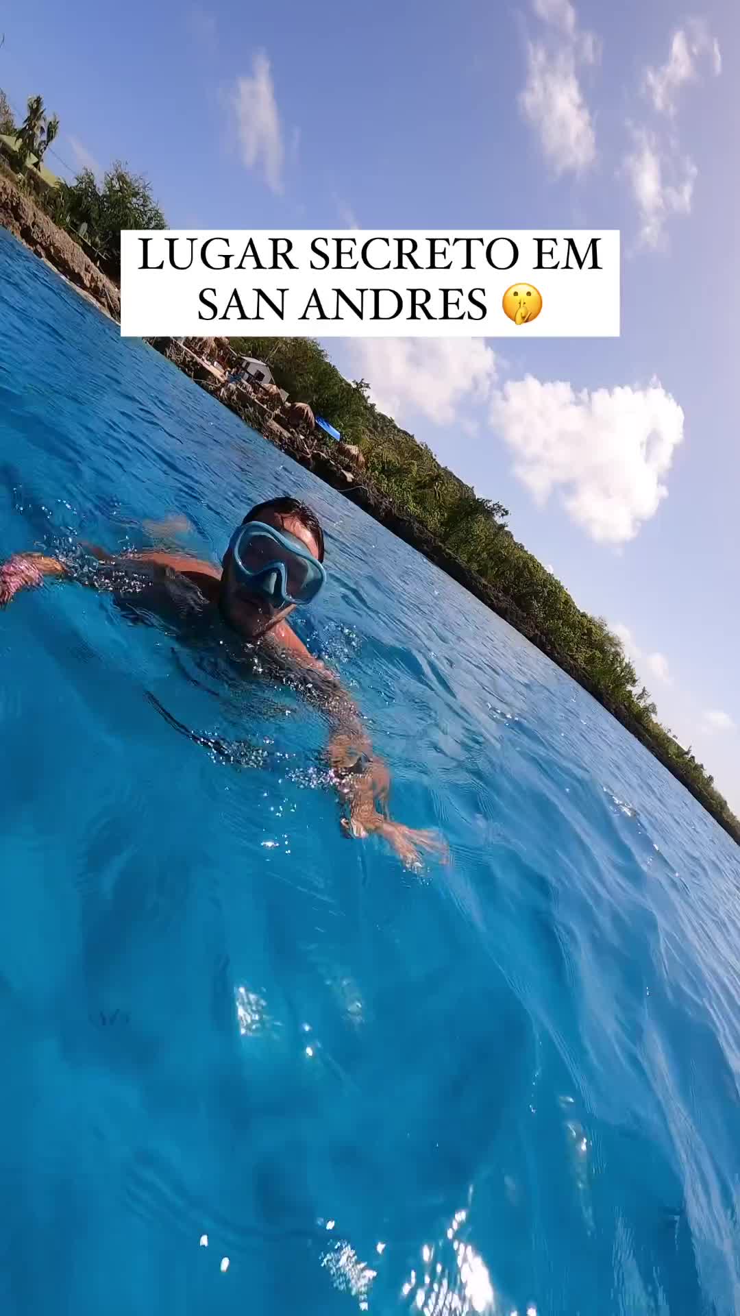 Lugar secreto em San Andres 😱 depois de 3x na ilha finalmente vi de perto! Já marca seus amigos 👇🏻

Quando vim pela primeira vez a San Andres na Colombia e nadei em West View, nunca imaginei que estaria nadando praticamente em cima de algo tão incrível.

Na segunda vez que vim pra cá, eu já sabia que isso existia aqui na ilha mas não conseguimos achar exatamente onde era o lugar.

Agora, na minha terceira vez, coloquei como meta de sair de San Andres só depois que eu encontrasse e visse com meus próprios olhos.

Quem diria que em West View, um lugar tão cheio de turista, isso passa tão despercebido… mal sabem que ao nadar um pouco mais pra fora da área de snorkel, você vai encontrar uma estátua SURREAL do poseidon afundada no mar do Caribe 😍

Sim, aqui em San Andres tem uma estátua MARAVILHOSA do Poseidon afundada a mais de 5 metros de profundidade em um mar surreal de cristalino.

Só de escrever isso eu já fico arrepiado porque ver pessoalmente é algo incrível! A Celina só sabia chorar quando colocou snorkel e viu pela primeira vez.

Sem dúvidas é algo que todos precisam ver quando estiverem aqui em San Andres! Nao vou dar as coordenadas exatas pra continuar sendo uma “surpresa” pra quem achar e ter esse mesmo sentimento que eu tive! Já disse que fica em West View e isso ajuda muito 👀 

Assistam aos stories de hoje que eu vou mostrar a estátua com mais detalhes! Quem aí já veio pra cá e não sabia que tinha? Quem aí já viu?

Aproveita pra marcar seus amigos que gostariam de ver e me sigam para mais dicas de viagem ✈️🌎👇🏻