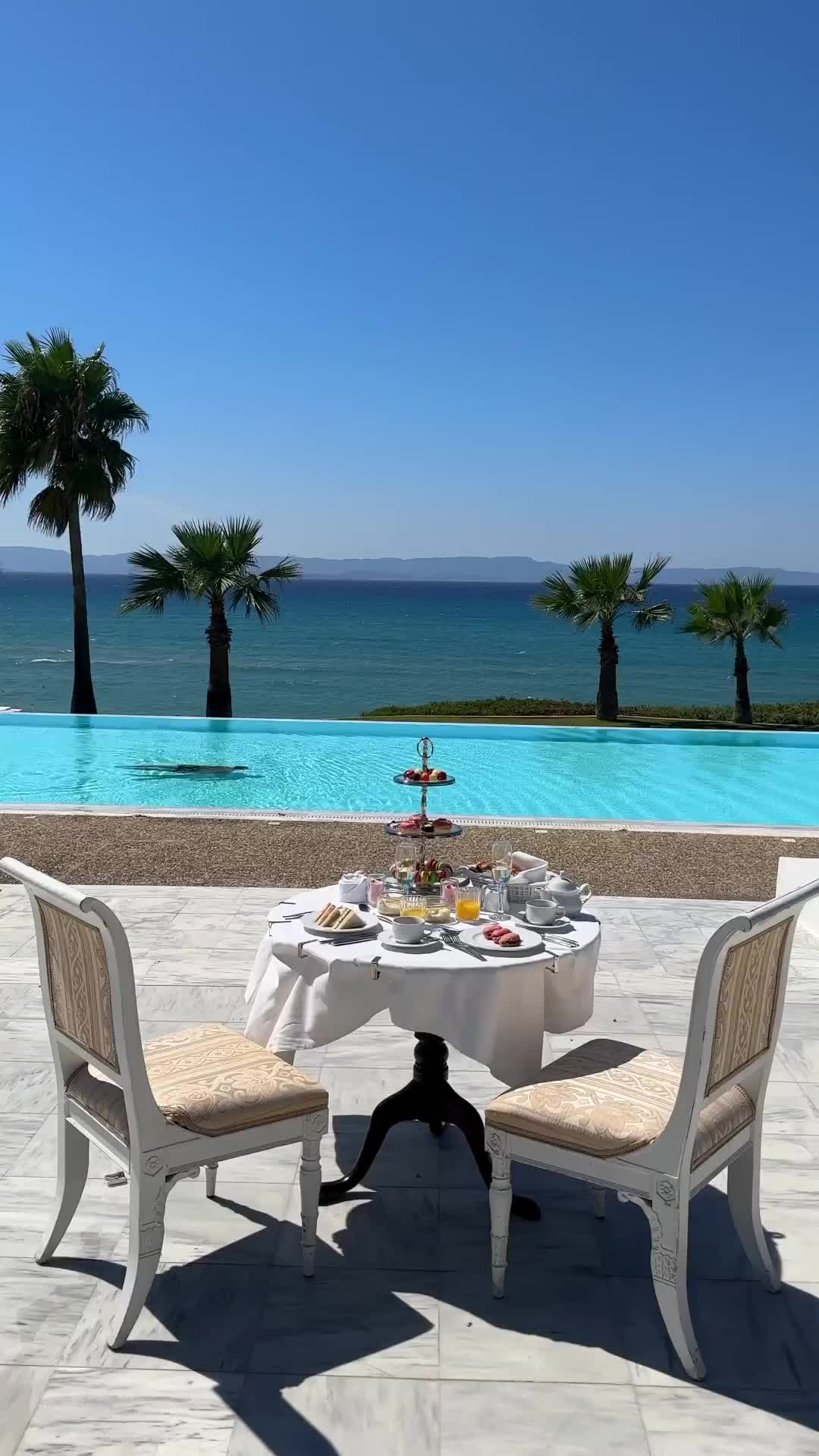 Breakfast time…!
Insane place to be? @grecotelmandolarosa 

.
.
.
#grecotelmandolarosa #grecotel #bestgreekhotels #hotelsandresorts #beautifulhotels #uniquehotels #onlyforluxury #luxury #luxuryhomes #luxurious #hotels #eathpix