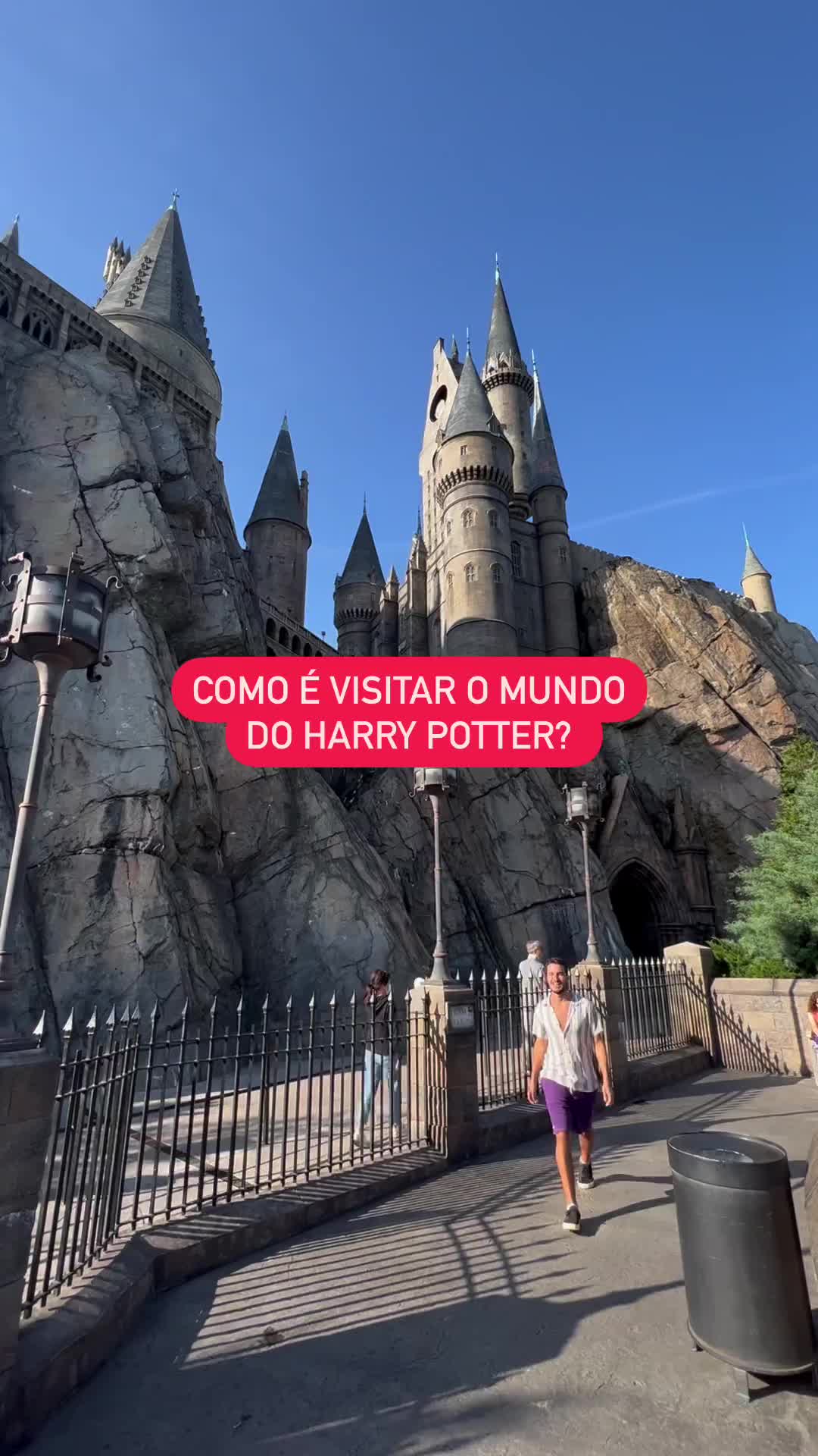 COMO É VISITAR O MUNDO DE HARRY POTTER? Já marca seus amigos! 

Sim galera, se você já assistiu, curte ou é fã da saga Harry Potter saiba que tem um lugar onde você pode se sentir literalmente dentro do filme.

Esse lugar fica dentro dos @universalparksbrasil e é simplesmente mágico e incrível.

Lá dentro você pode ir na estação 9 3/4, pegar o trem Hogwarts Express e literalmente chegar no mundo do Harry Potter. Lá você vai ver todas as lojas famosas do filme, tomar cerveja amanteigada, ir em um simulador INCRÍVEL que te faz voar em uma vassoura por vários cenários do filme e até comprar sua varinha mágica.

E é mágica mesmo porque em alguns pontos do parque m, dependendo do movimento que você fizer, acontece feitiços.

Quem mais ai amaria visitar esse lugar? Aproveite pra marcar seus amigos e me sigam para mais dicas de viagem 👇🏻