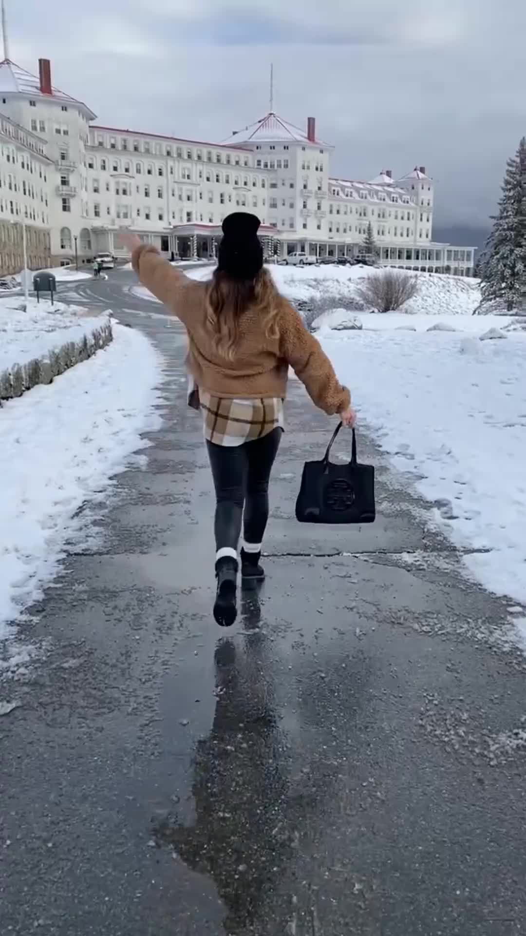 Magical moments at @omnimountwashington ❄️🛷✨

One of the best ways to enjoy a property is to simply sit back and observe it. I love admiring the scenery, paying attention to the architecture, roaming the grounds and watching people have a great time. 

As someone who’s programmed to always be on the go, I’ve learned to relax and truly enjoy where I’m at because otherwise, moments like this will pass me by ❄️

At the @omnimountwashington there’s plenty of outdoor activities including skiing, sledding, carriage rides, hiking, heated pools, firepits or simply watching the snow fall. There’s something for everyone during cozy season ❤️

#brettonwoods #dayatthewoods
#omnimountwashington #attheomni #snowdrop #snowfall #snowsnowsnow #snowscene #snowsummit #snowcovered #snowtrip #newengland_igers #newenglandliving #newenglandoutdoors #newenglandlife #newenglandblogger #newenglandpictures #newenglandnature #newenglandtravel #visitNewEngland