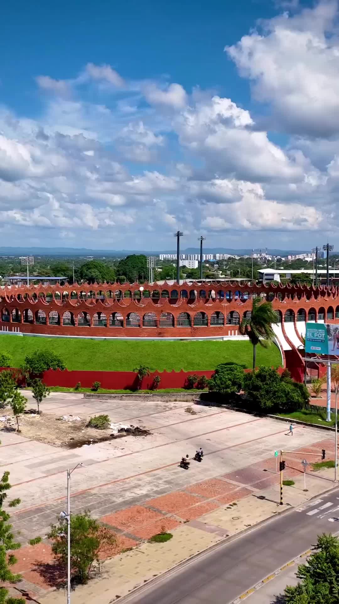 El Estadio Jaime Morón León Estadio and the Plaza de Toros in Cartagena, Colombia 🏟️🇨🇴
.
.
.
.
.
#cartagena#cartagenadeindias#colombia#cartagenacolombia#cartagenacity#estadiojaimemoron#visitcartagena#visitcolombia#travel#worldwalkerz