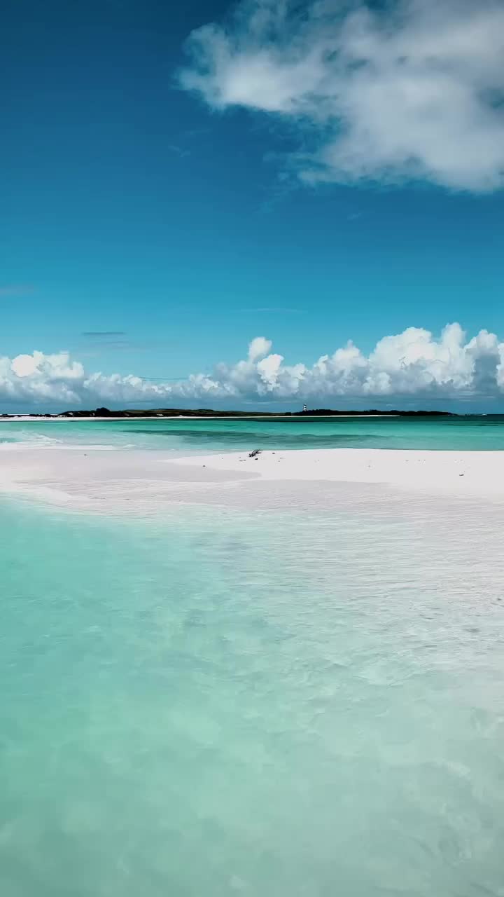 This heavenly beach is situated in the caribbean sea and is part of Los Roques, one of Venezuela’s most famous national parks. 🏝️☀️