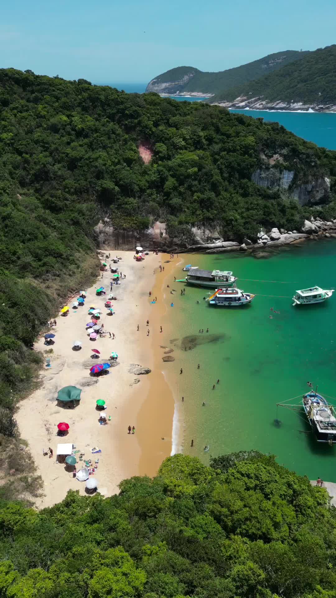 Praia paradisíaca em Macaé❤️ e com o melhor passeio de barco @clubedailhamacaee 

60 reais ida e volta💸