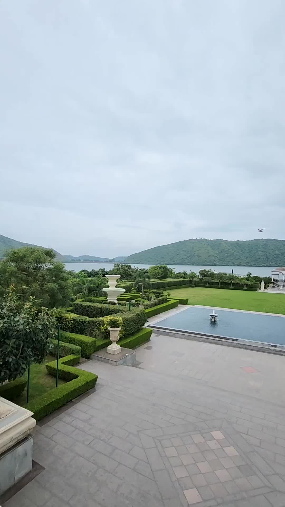 Peace & Serenity ❤️
@rafflesudaipur 
#udaipur#raffles#rafflesudaipur#peaceful#lakeside#lakeview#architecture#nature#bliss#travelgram#reelsinstagram#reels#traveladdict