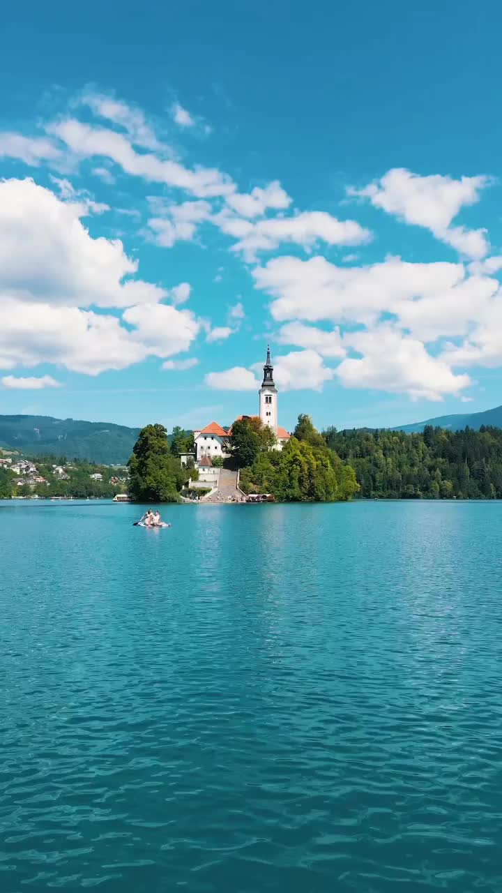 📍Bled lake, Slovenia.
.
#lakebled #bled #lake #alps #alpsmountains
#slovenia #sloveniatravel #igslovenia
#slovenia™ #eslovenia #europa #ig_europe
#discoverearth #eart_shotz #earthpix
#beautifuldestinations #travelphotography
#living_europe #living_destinations #earth #discoverearth 
#earth_shotz #earthday