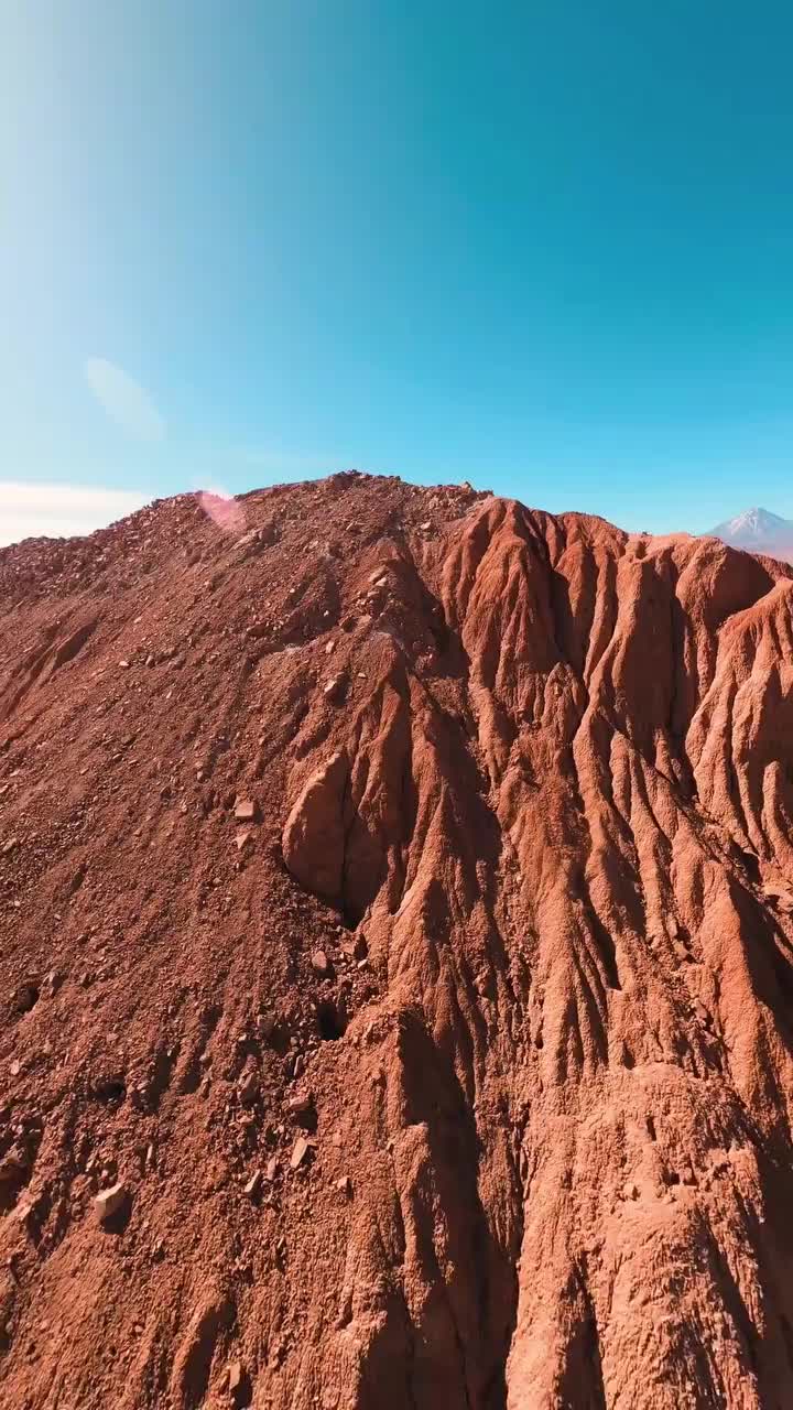 [AUMENTE O SOM]

Atacama é um dos lugares que você precisa conhecer pelo menos uma vez na vida. A cada 100 metros, uma paisagem pra você olhar e falar PQP! Que lugar foda!

Voar pelo Vale de La Muerte talvez tenha sido uma das melhores experiências que já tive com o drone fpv! Parecia que eu tava VOANDO EM MARTE! Quando pousei o drone e revi as imagens, fiquei maluco! O fpv bate adrenalina que é difícil explicar…

Esse é o tipo de video que eu gosto de editar! Sem musiquinha de trend, com a minha identidade do início ao fim e cheio de sound effects!

O @nayaraaltoatacama fica no meio desse vale surreal pertinho de San Pedro do Atacama e pudemos produzir vários vídeos irados pro melhor hotel do Atacama! 🙏🏽

#atacama #fpv #drone #dronefpv #chile #videomaker